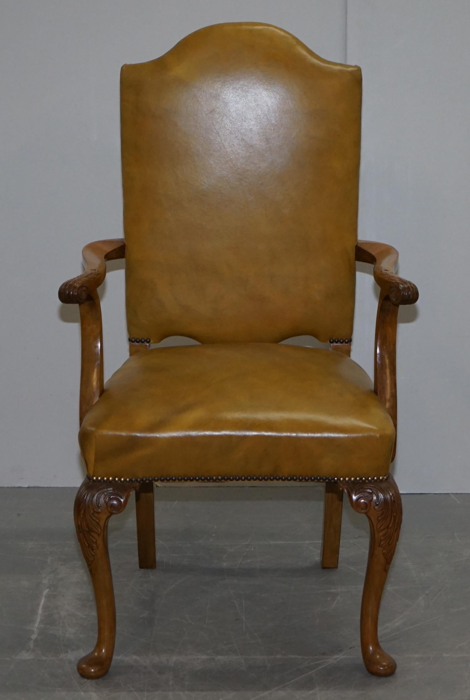 8 chaises de salle à manger Art Déco en noyer et cuir sculpté à la main Denby & Spinks Fait partie de la suite en vente 8