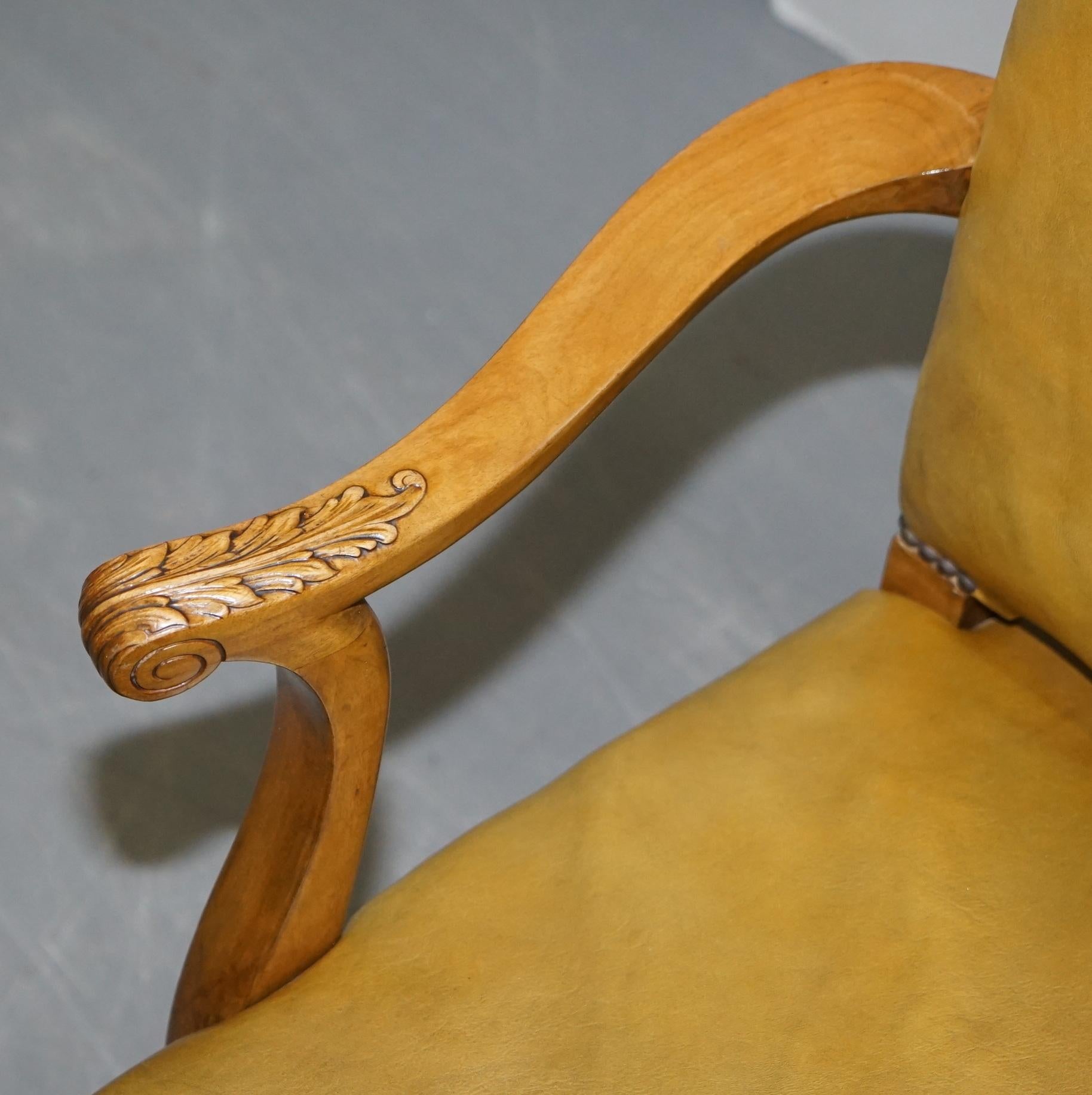 8 chaises de salle à manger Art Déco en noyer et cuir sculpté à la main Denby & Spinks Fait partie de la suite en vente 12