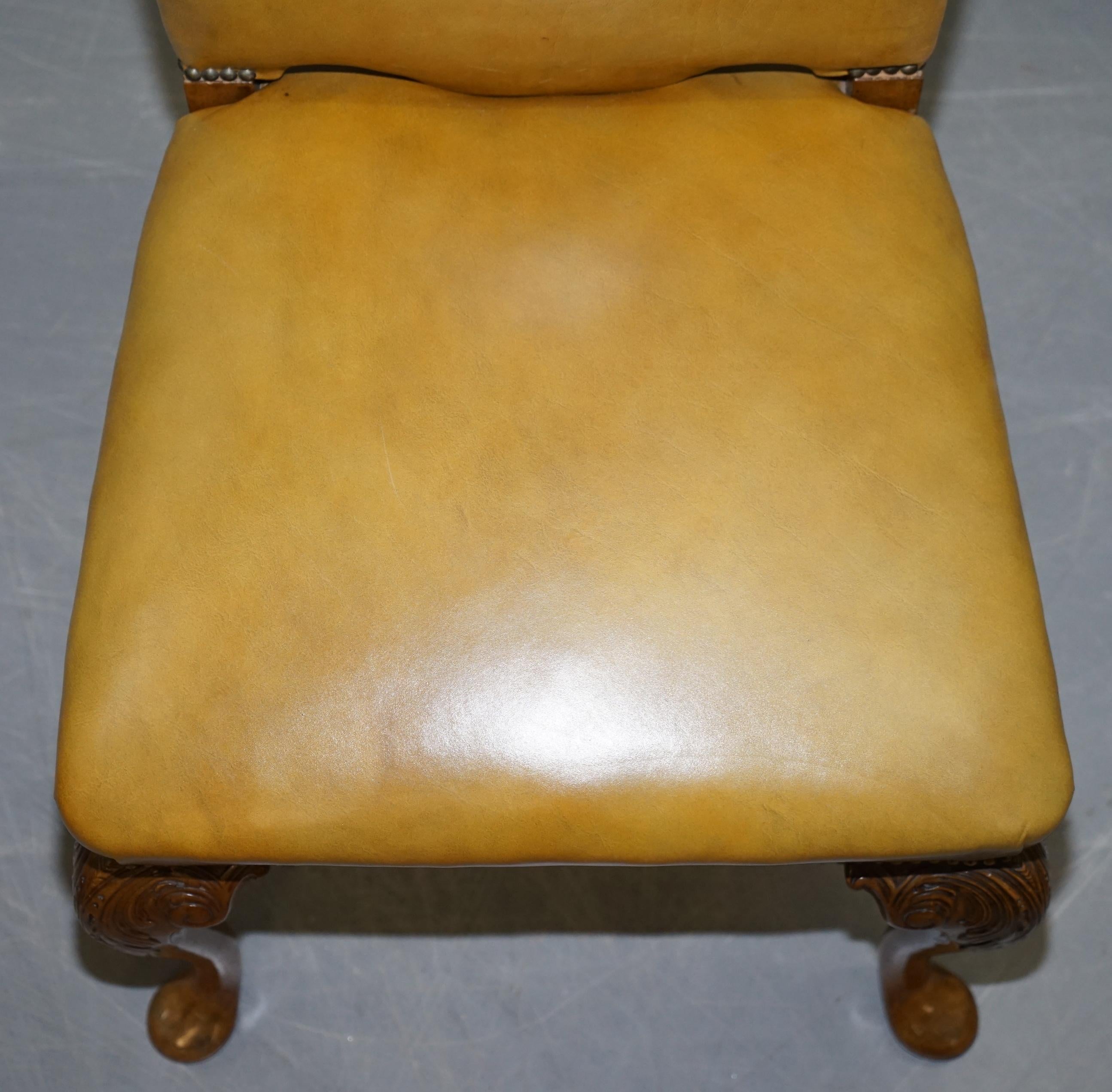 20ième siècle 8 chaises de salle à manger Art Déco en noyer et cuir sculpté à la main Denby & Spinks Fait partie de la suite en vente