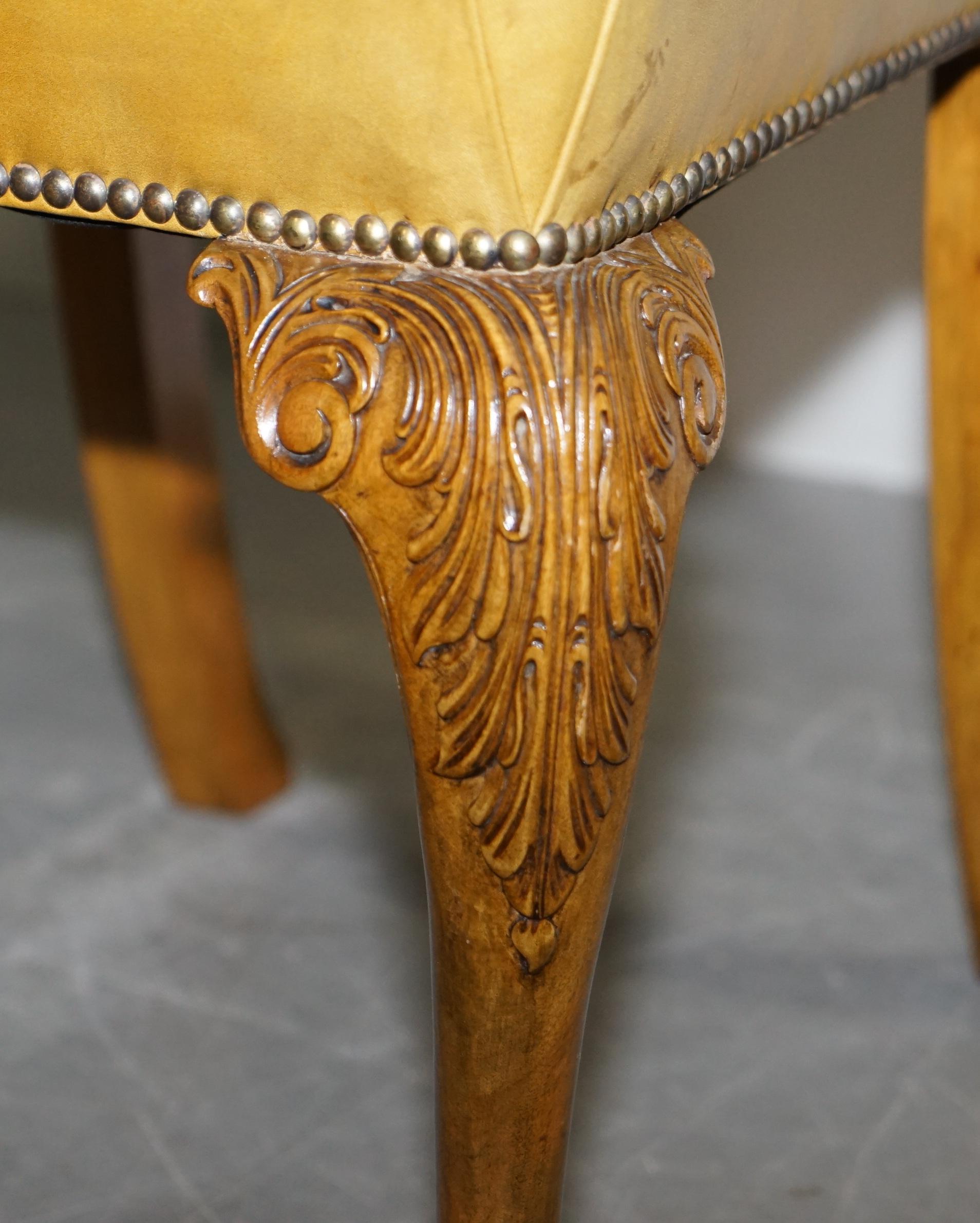 8 chaises de salle à manger Art Déco en noyer et cuir sculpté à la main Denby & Spinks Fait partie de la suite en vente 2