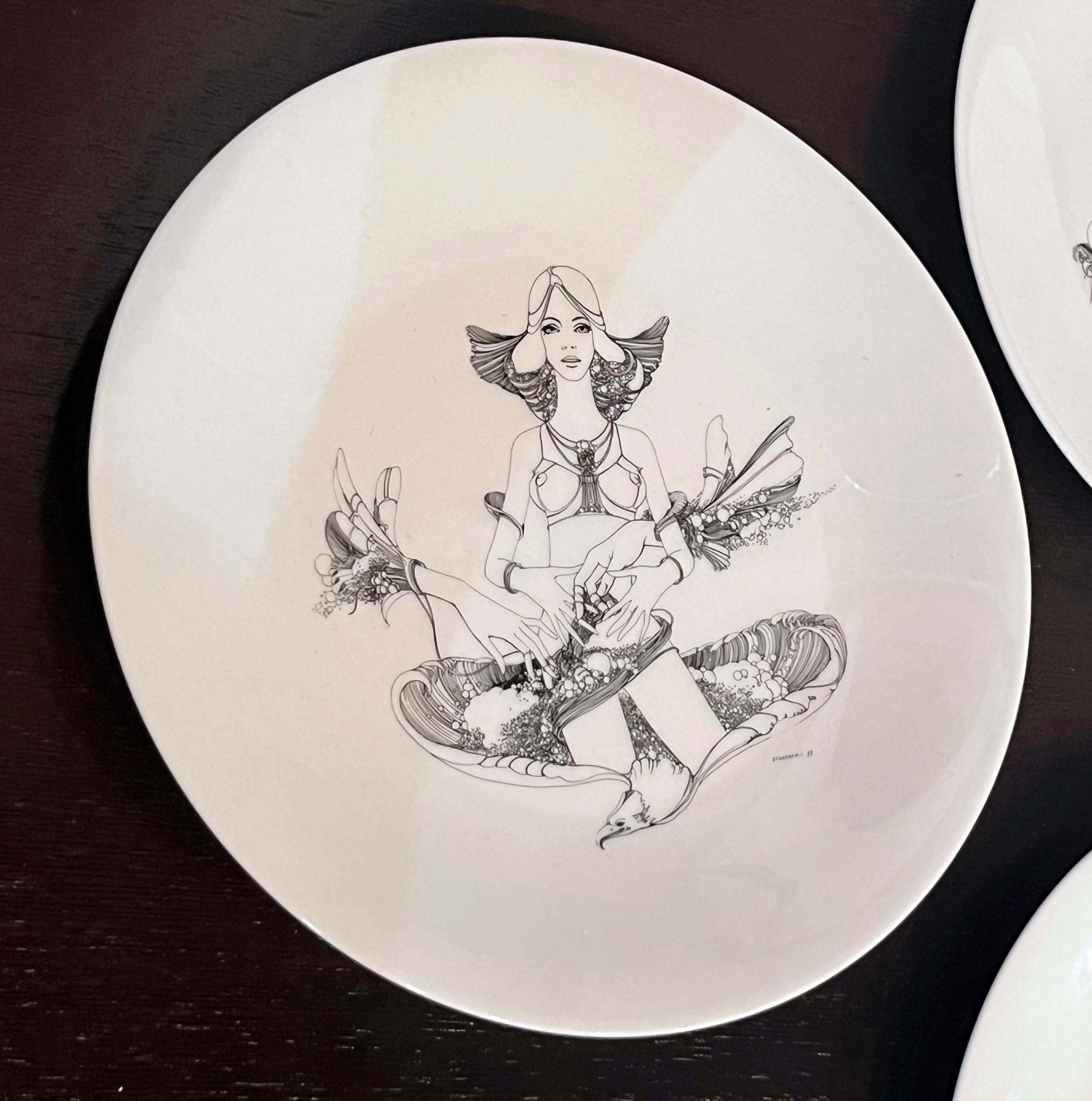 Platos de Porcelana Decorativos Coleccionables Pintados a Mano por Artistas Pintores.
Se puede utilizar como un conjunto en una decoración de pared .  Limitado  Ediciones 
 Conjunto de Ocho Personajes Eróticos.