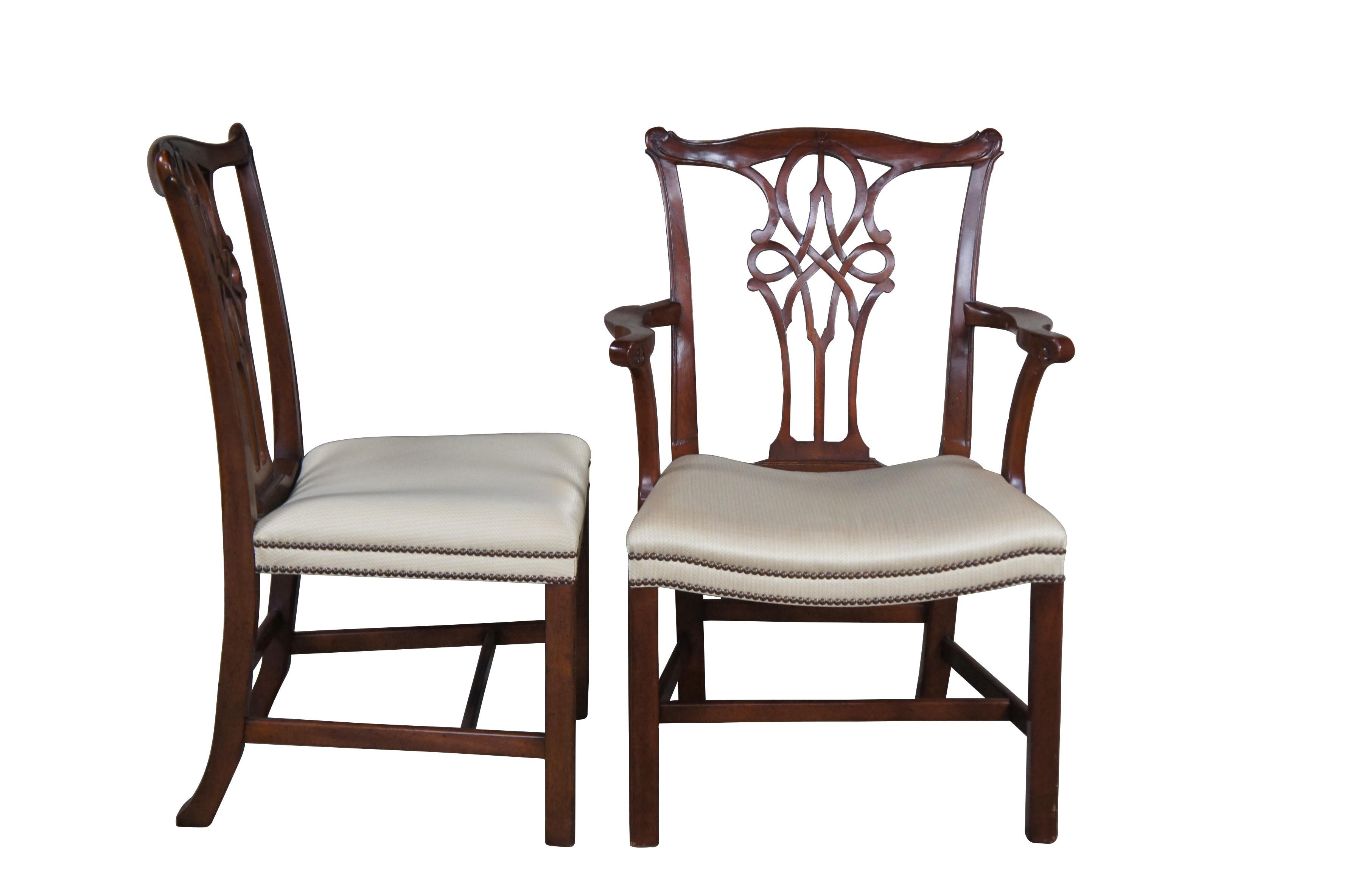 Rare et exceptionnel ensemble de huit chaises de salle à manger en acajou sculpté de style Chippendale, provenant de la collection exclusive Stately Homes de Baker Furniture.

L'ensemble comprend deux fauteuils ouverts et six chaises d'appoint. Les