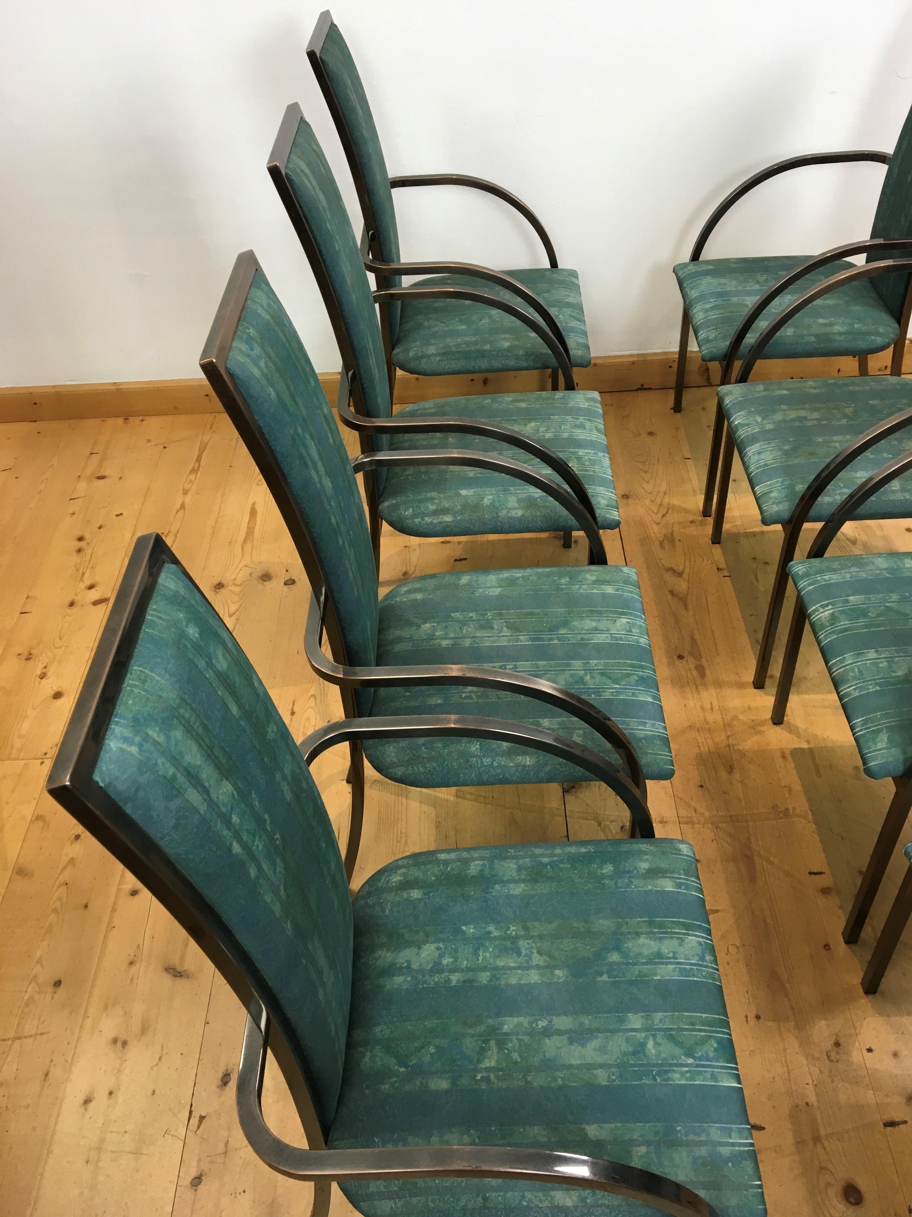 Satz von 8 Belgochrom - 8 grüne Belgo Chrome Esszimmerstühle. 
Sessel mit Gestell aus patiniertem, bronziertem Messing
und grün-blauer Original-Polsterung. Der grün-blaue Stoffbezug hat ein gemischtes Muster aus Farben und Streifen. 

Die
