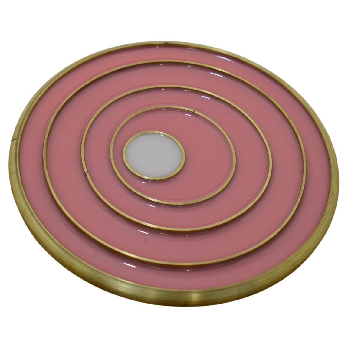 Dessous de plat en laiton filé de 8" avec des couleurs roses et blanches par Daughter Mfg
