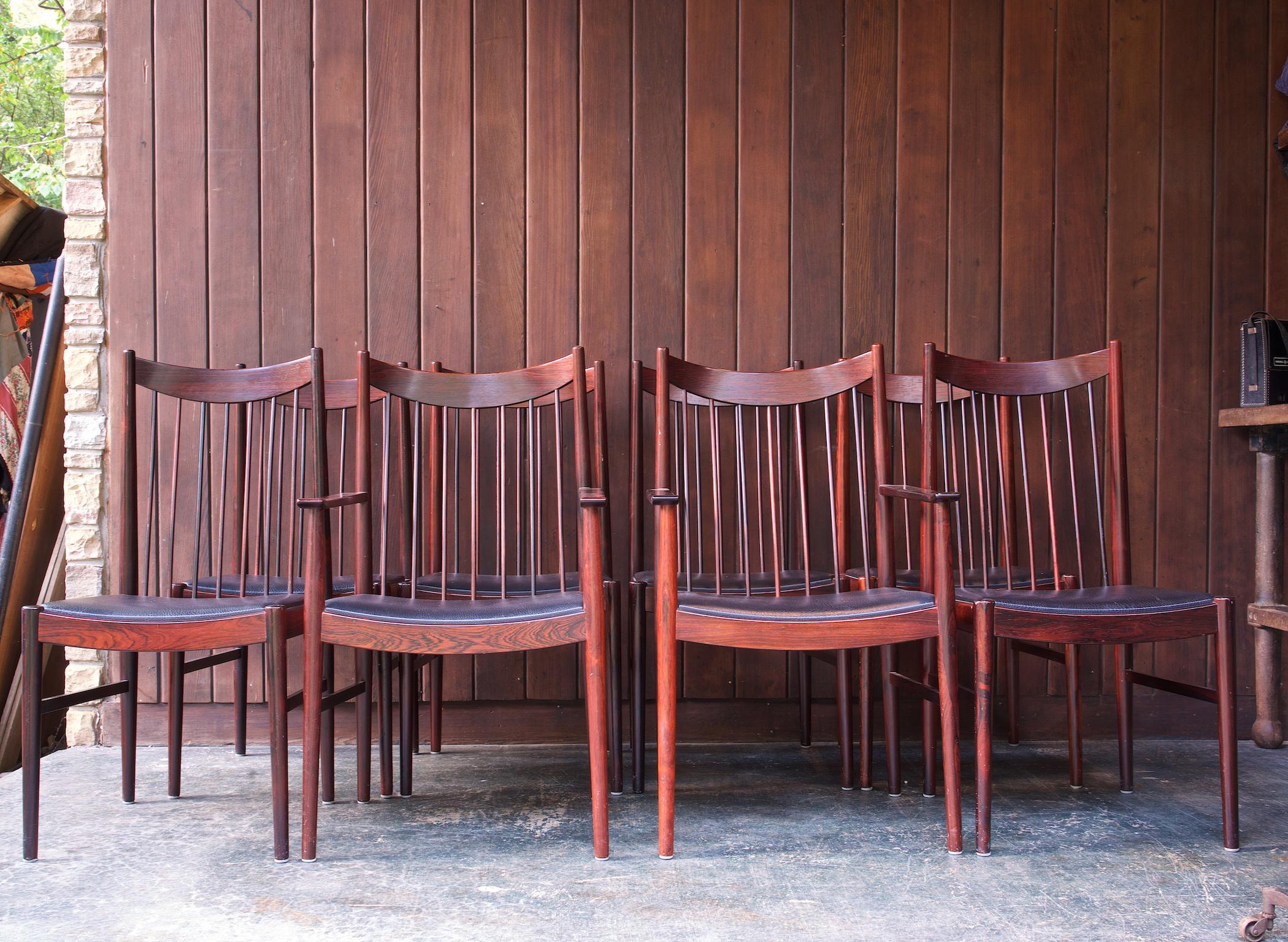 Un grand et imposant ensemble de chaises de salle à manger en bois de rose brésilien massif extrêmement menacé.  Ces chaises à dossier en fuseau ont été conçues par Arne Vodder et fabriquées par la société danoise Sibast Mobler en 1961. La sellerie