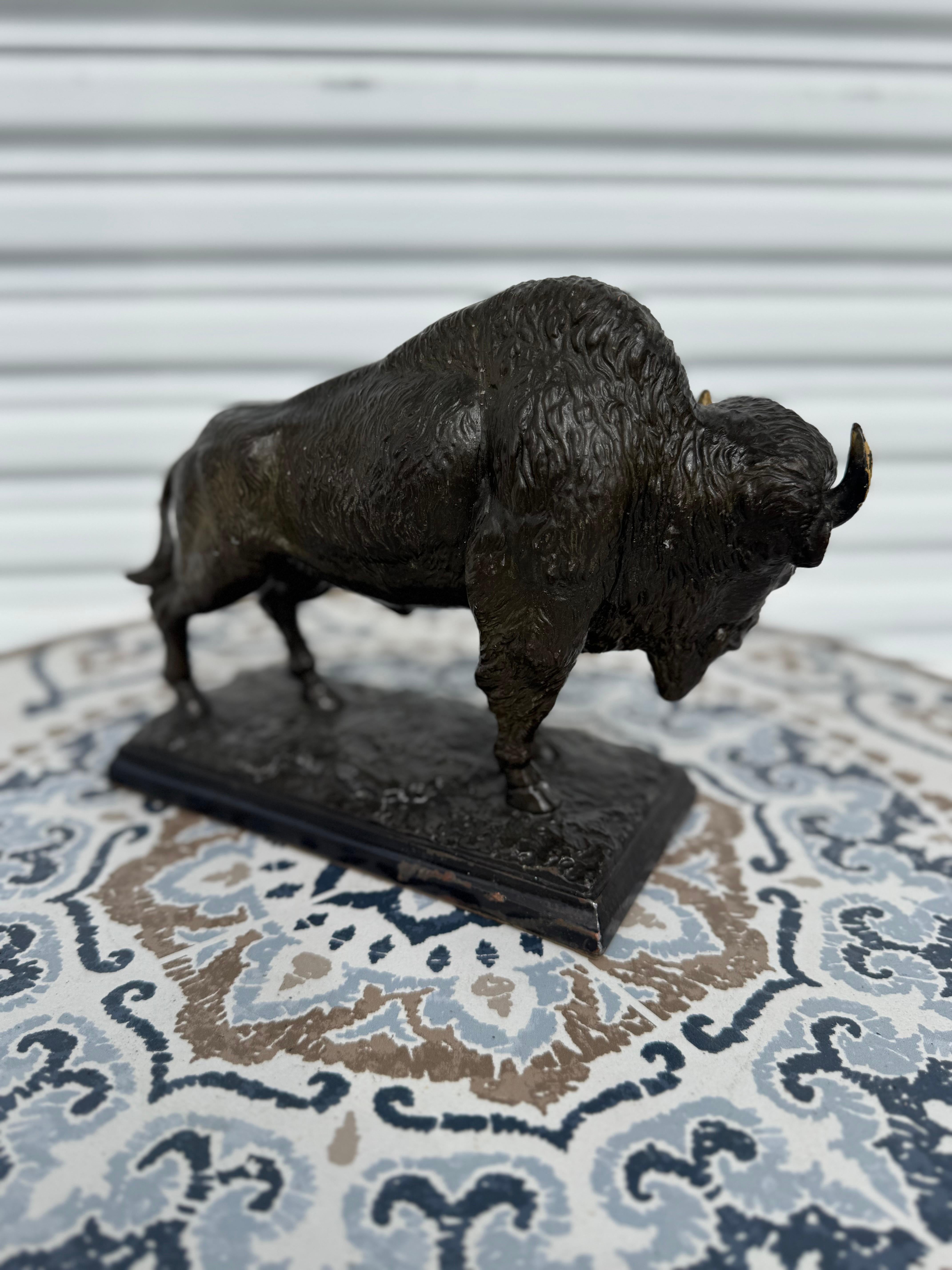 Questa scultura è realizzata in metallo e patinata per sembrare bronzo.
È una bella rappresentazione di un bisonte. 