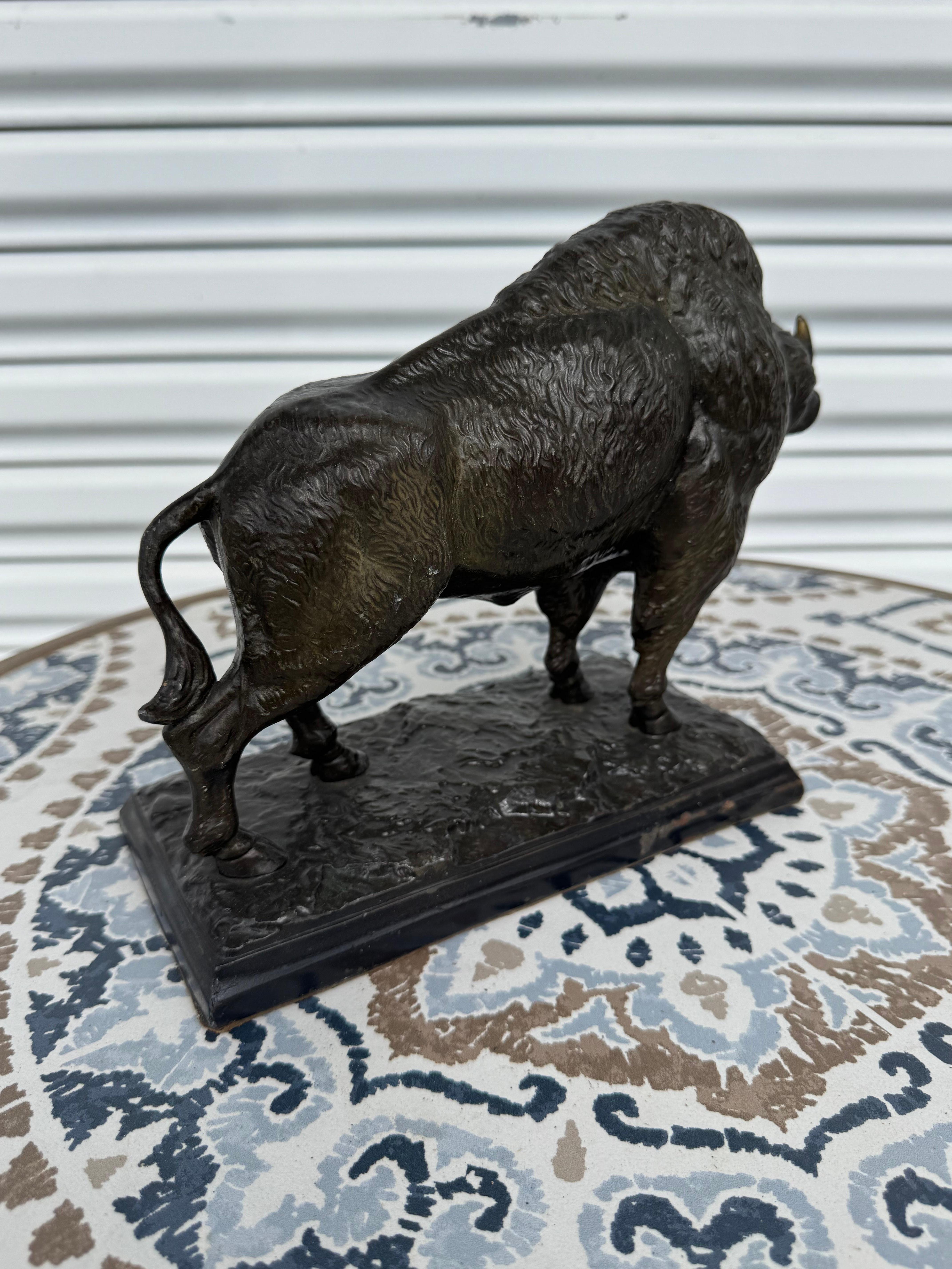 Country Scultura di bisonte in metallo color bronzo da 8 pollici in vendita