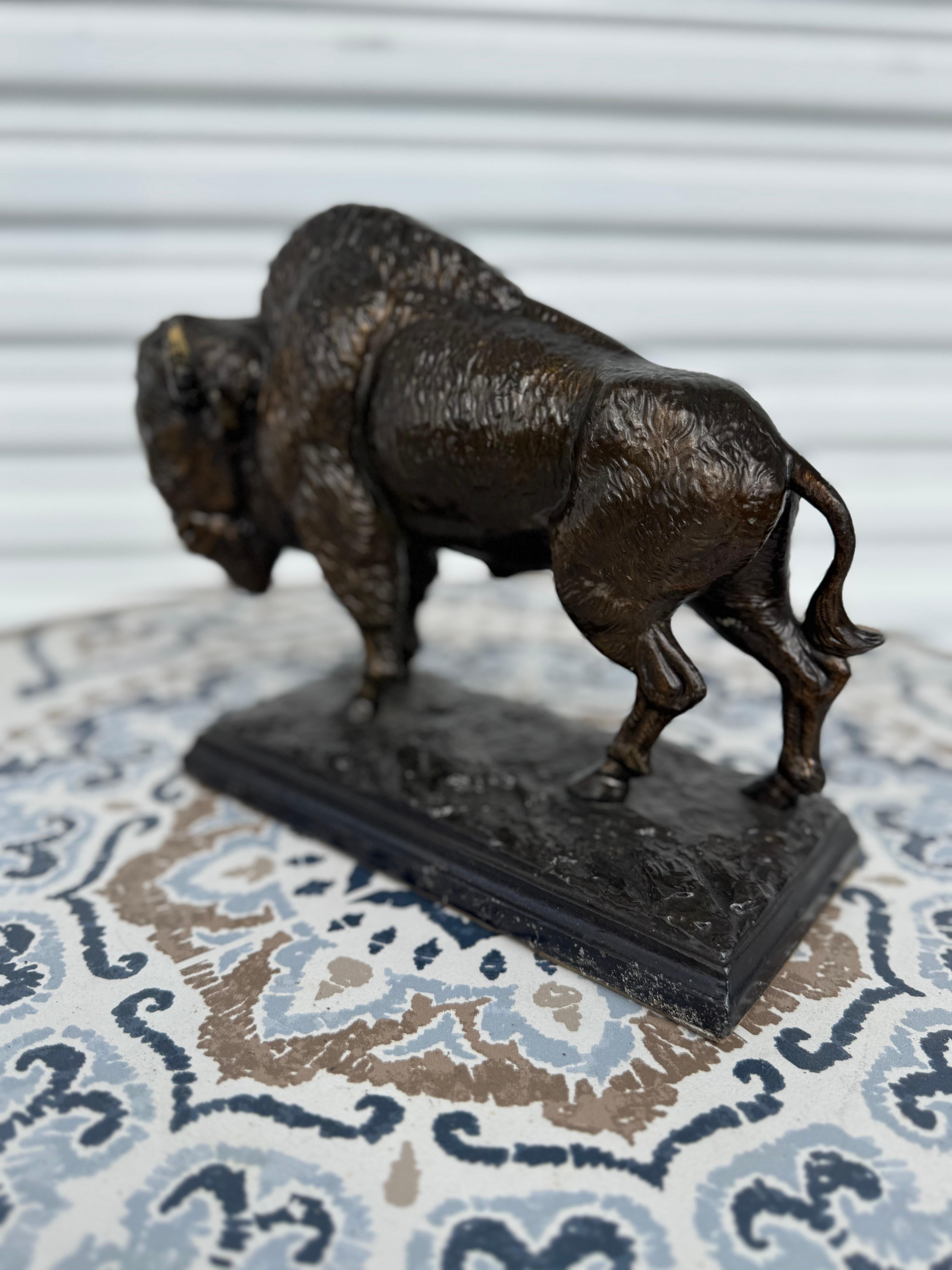 Americano Scultura di bisonte in metallo color bronzo da 8 pollici in vendita
