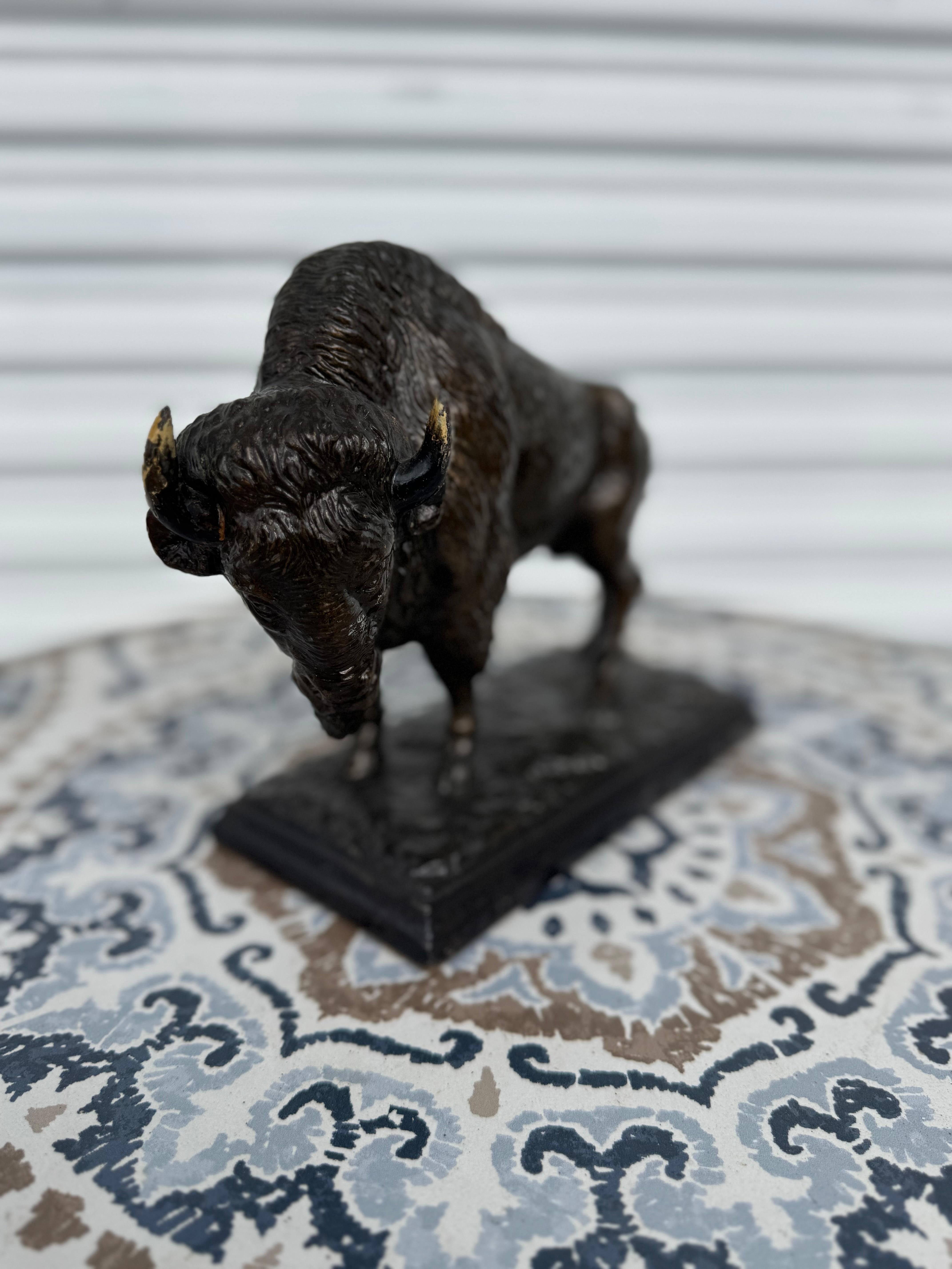 Scultura di bisonte in metallo color bronzo da 8 pollici In condizioni buone in vendita a Pasadena, TX