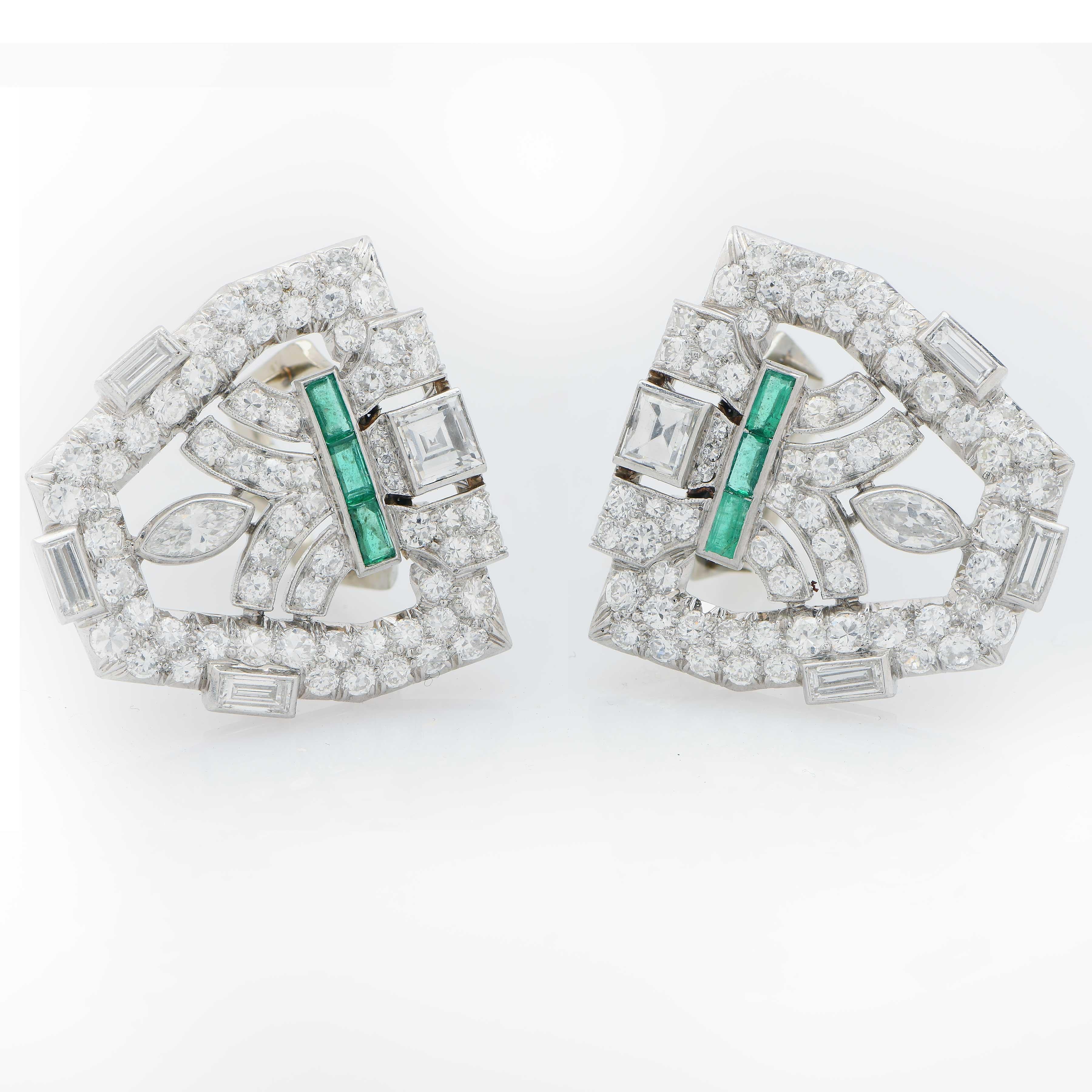 Taille émeraude Broche Art déco à double clip en platine avec diamants et émeraudes de 8 carats en vente