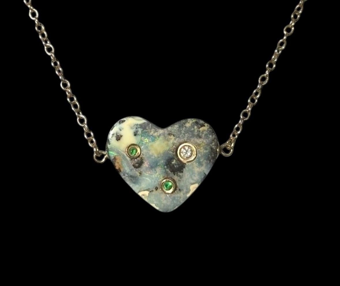 Cuore opale Nexklace

Opale australiano, diamante, smeraldi, oro 14k

Cuore intagliato di opale australiano da 8 carati (larghezza 3/4