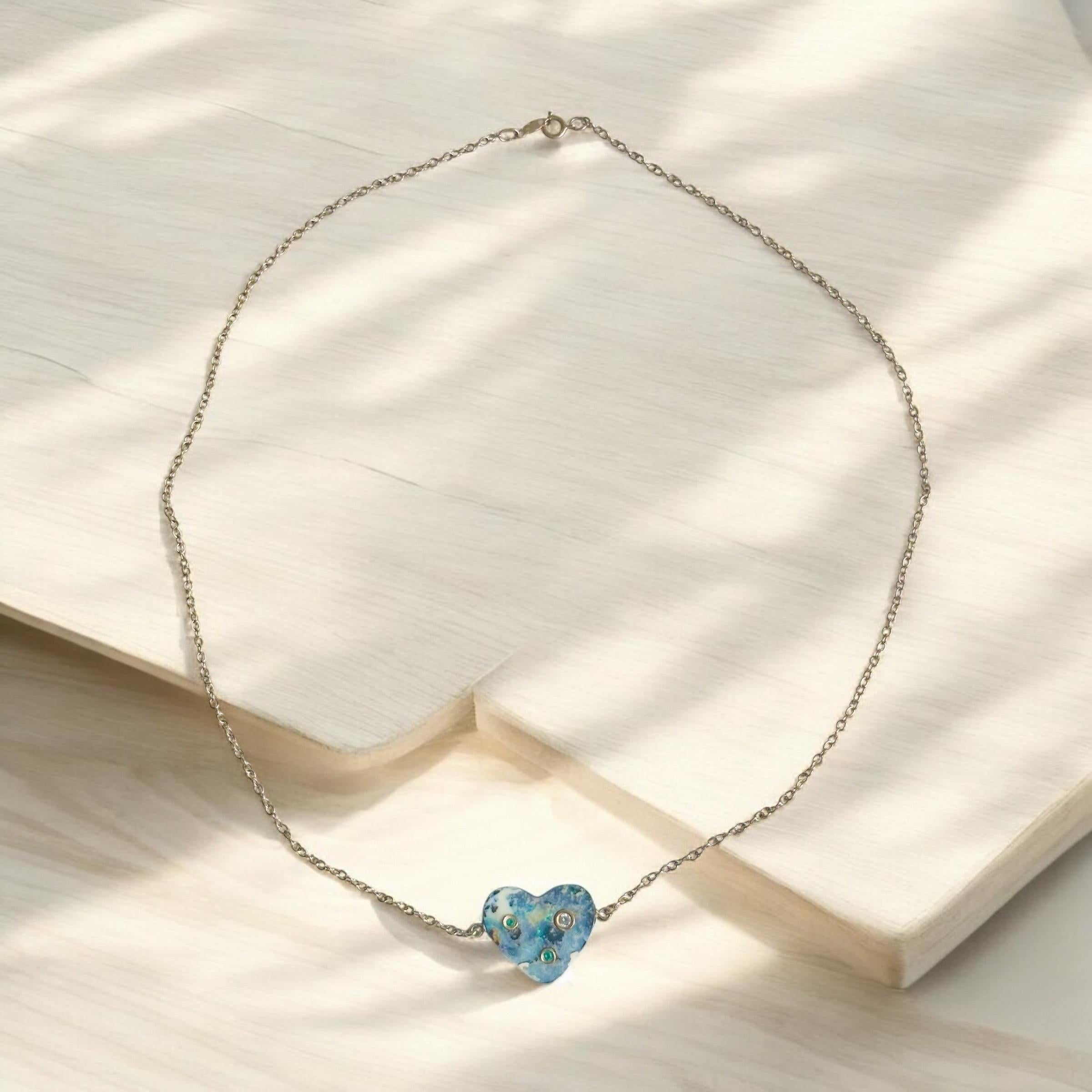 Collana cuore in opale australiano da 8 carati con diamanti e smeraldi in vendita 2
