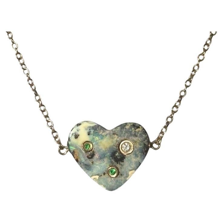 8 Karat Australischer Opal Herz-Halskette mit Diamant und Smaragden