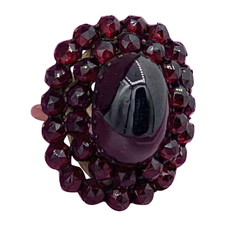 8 Karat böhmischer Granat-Cabochon-Ring, Monumental, viktorianisch Belle Epoque im Angebot