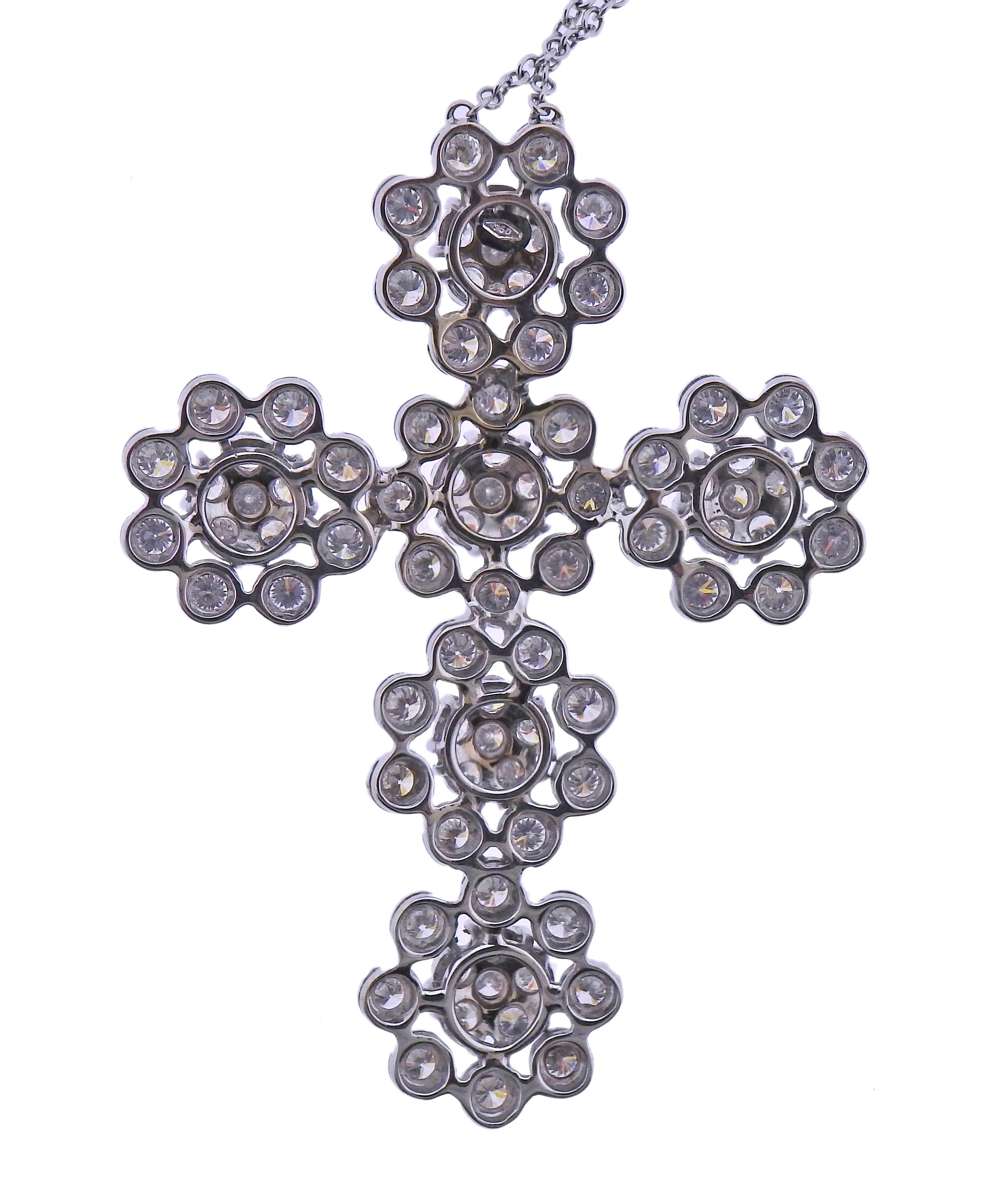 Taille ronde Collier croix en or 8 carats avec diamants en vente