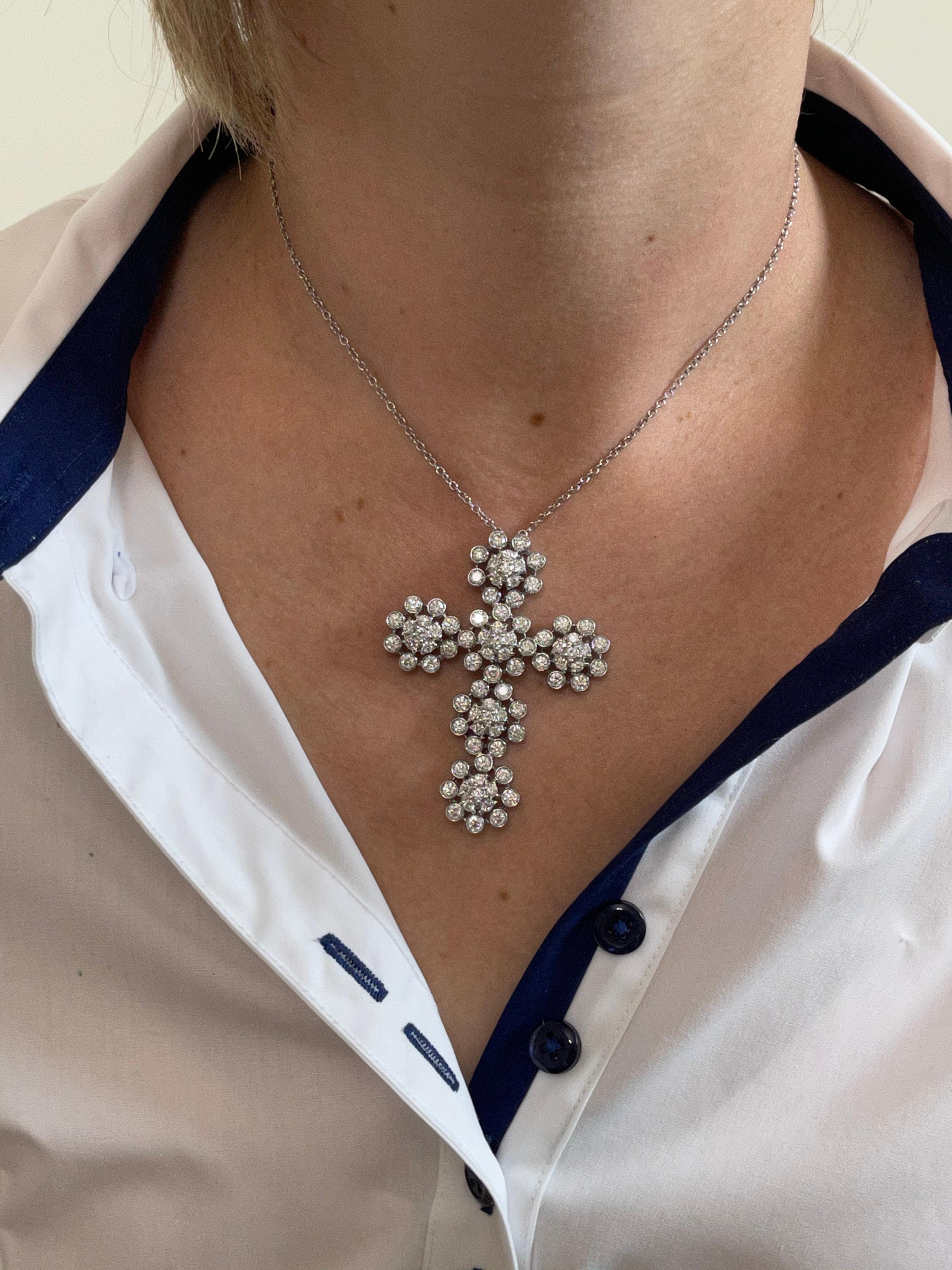 Collier croix en or 8 carats avec diamants Pour femmes en vente