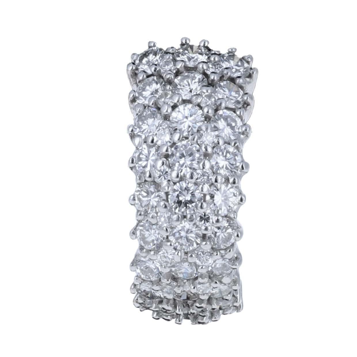 Questi orecchini a cerchio di diamanti in platino sono caratterizzati da 8 carati di diamanti tondi brillanti incastonati, per offrire il massimo dello splendore e della raffinatezza. Progettati con un'elegante silhouette a cerchio, questi orecchini