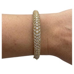 Pulsera tipo brazalete con pavé de diamantes de 8 quilates en oro amarillo de 18k