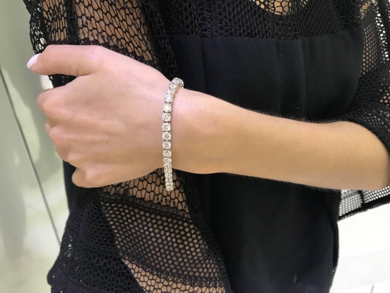 Modern 8 Carat Diamond Round Brilliant Tulip 18 Karat White Gold Line Tennis Bracelet For Sale