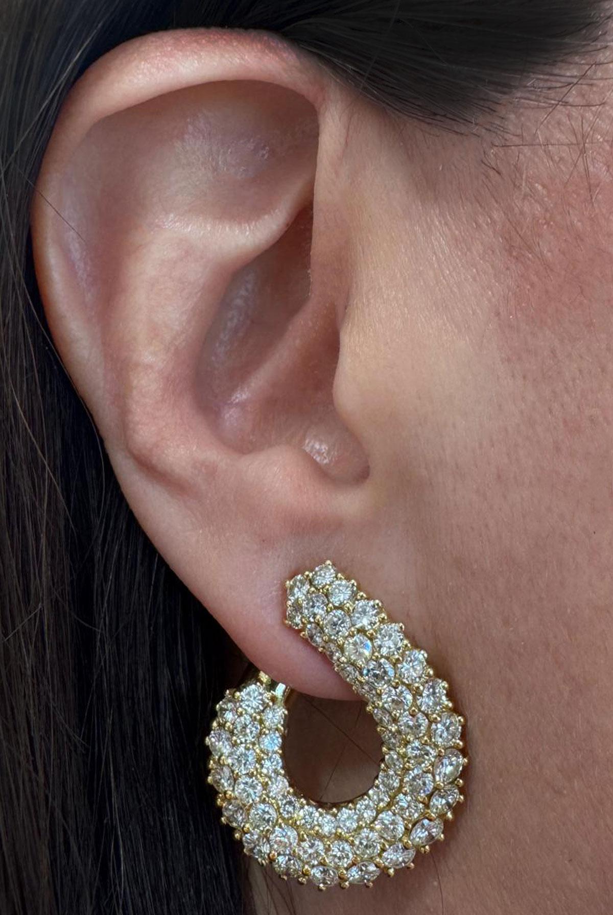 Orecchini a cerchio con diamanti a spirale da 8 carati in vendita 3