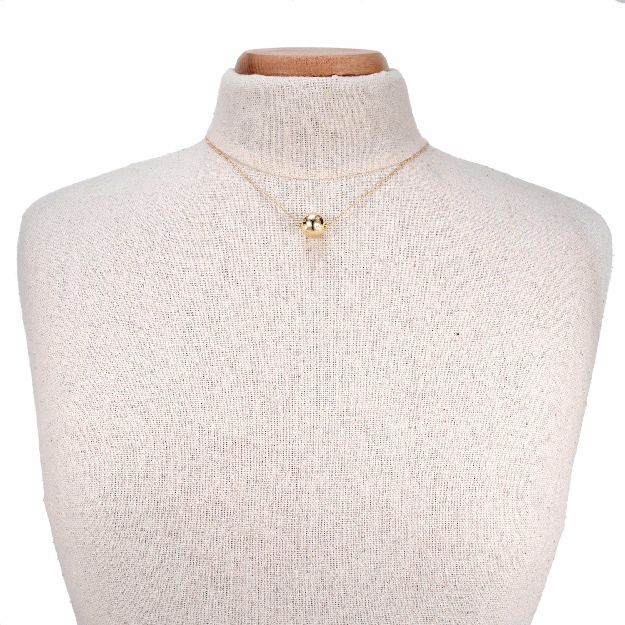 .8 Karat Diamant-Gelbgold-Halskette mit Kugelanhänger im Zustand „Hervorragend“ im Angebot in Stamford, CT