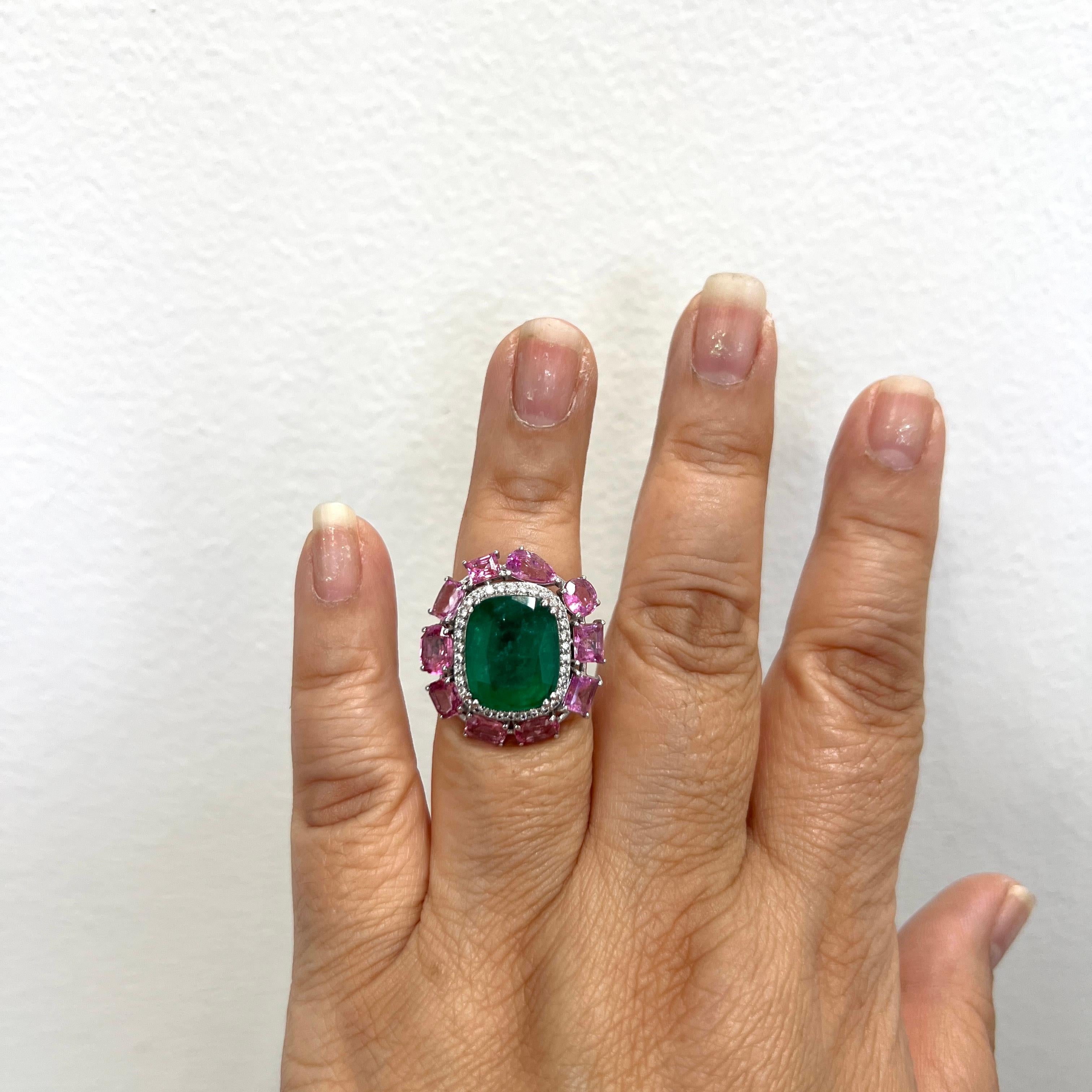Magnifique émeraude coussin de 8,00 ct. avec saphirs roses et diamants blancs.  Fabriqué à la main en or blanc 18 carats.  Bague taille 7.