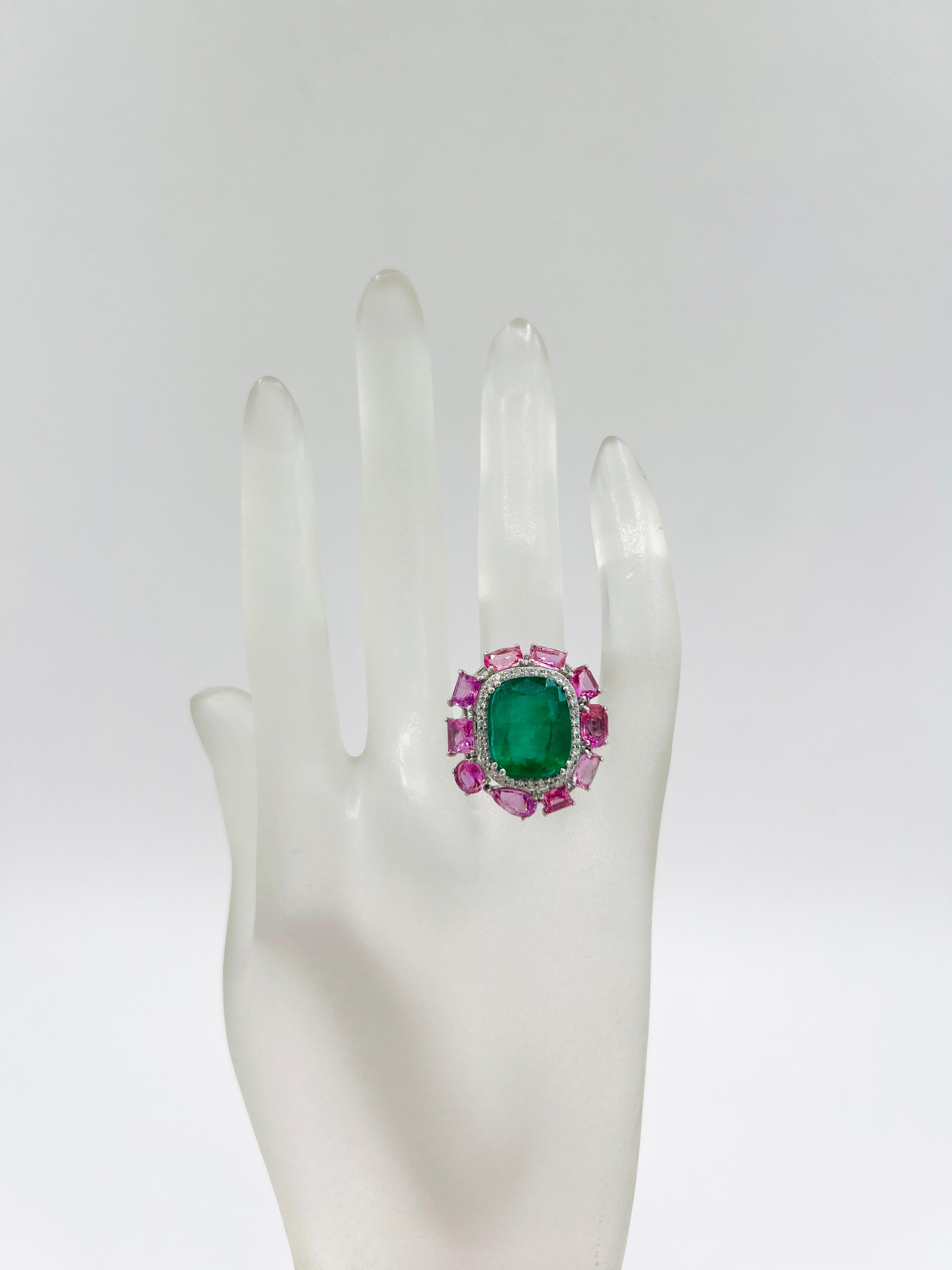 Taille coussin Bague en or blanc 18 carats avec émeraude en forme de coussin, saphir rose et diamant blanc de 8 carats en vente