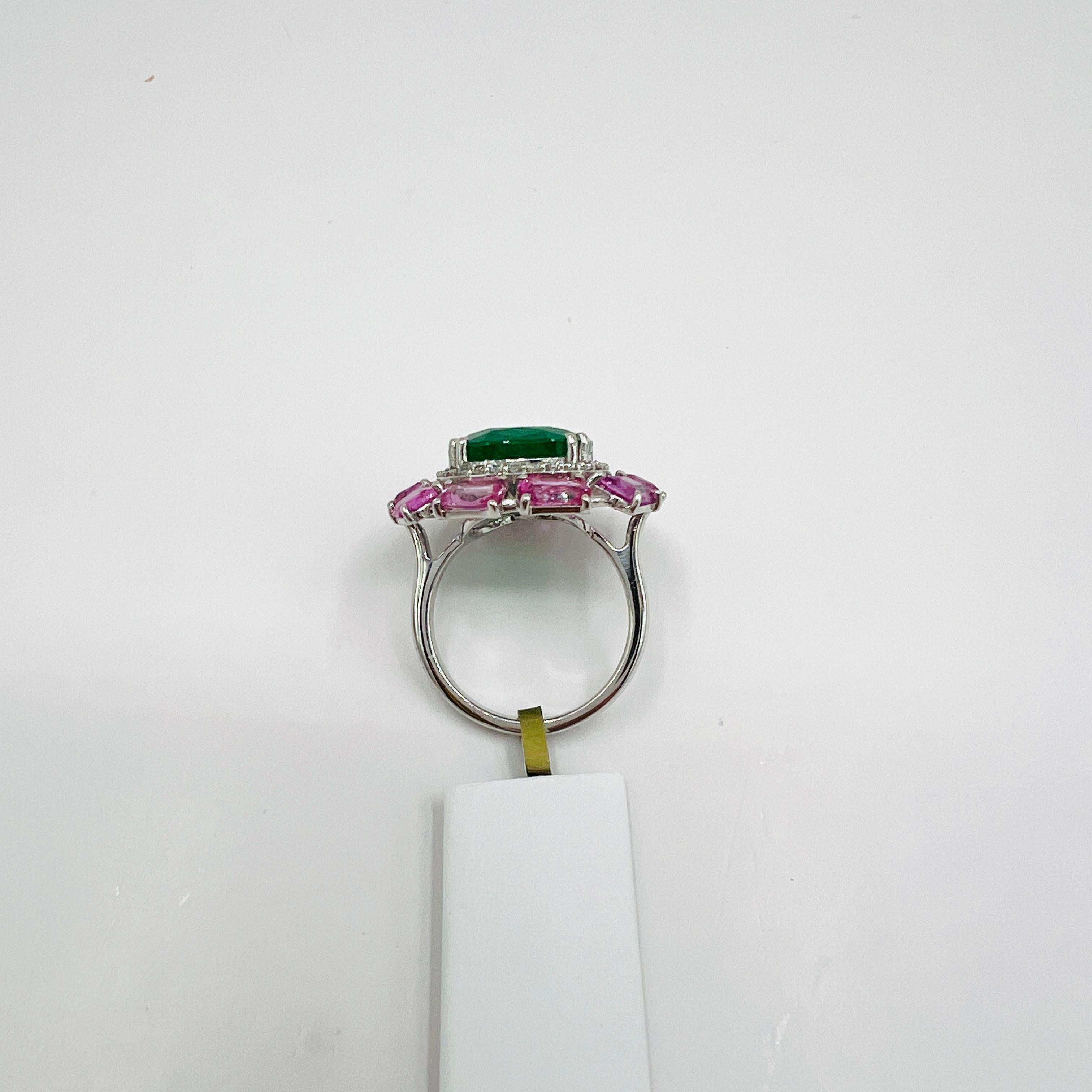 Bague en or blanc 18 carats avec émeraude en forme de coussin, saphir rose et diamant blanc de 8 carats Unisexe en vente