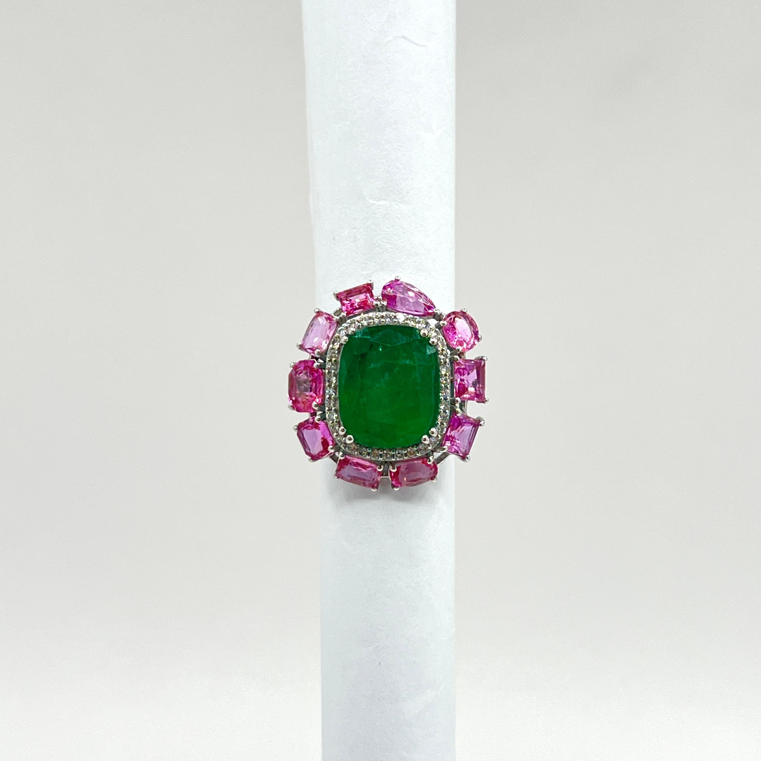 Bague en or blanc 18 carats avec émeraude en forme de coussin, saphir rose et diamant blanc de 8 carats en vente 1