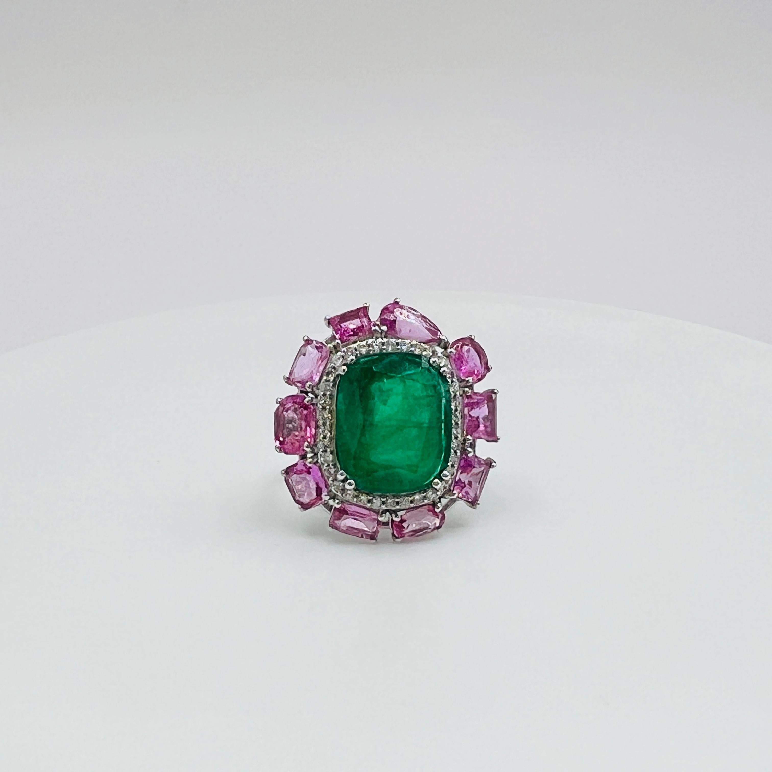 Bague en or blanc 18 carats avec émeraude en forme de coussin, saphir rose et diamant blanc de 8 carats en vente 2