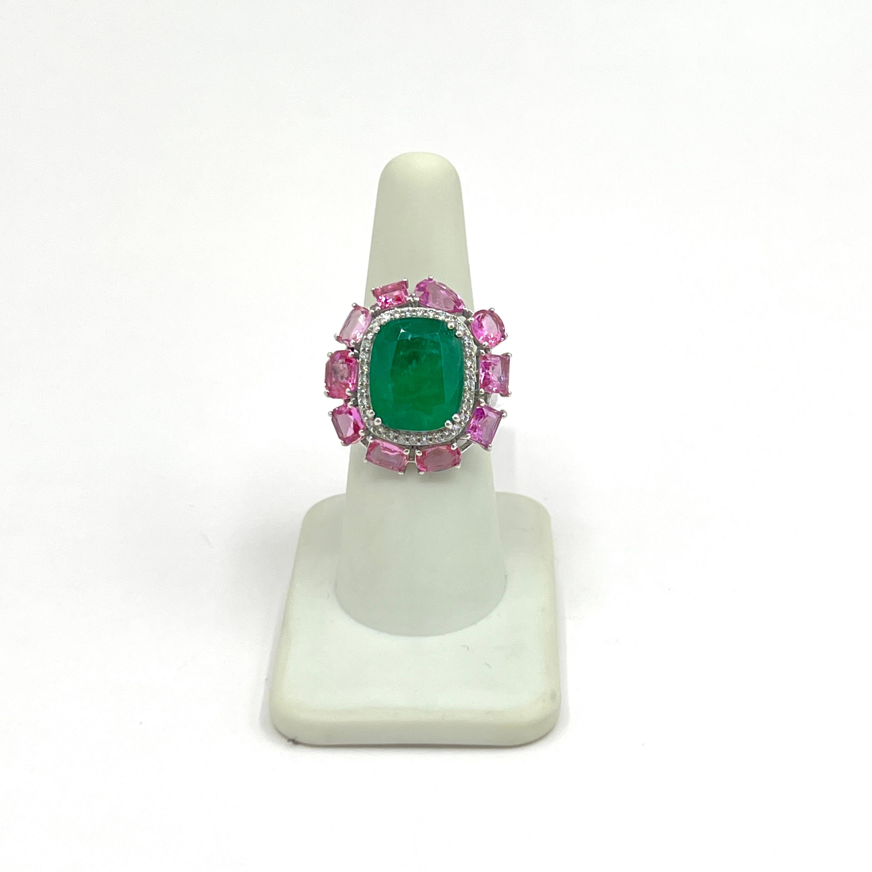 Bague en or blanc 18 carats avec émeraude en forme de coussin, saphir rose et diamant blanc de 8 carats en vente 3