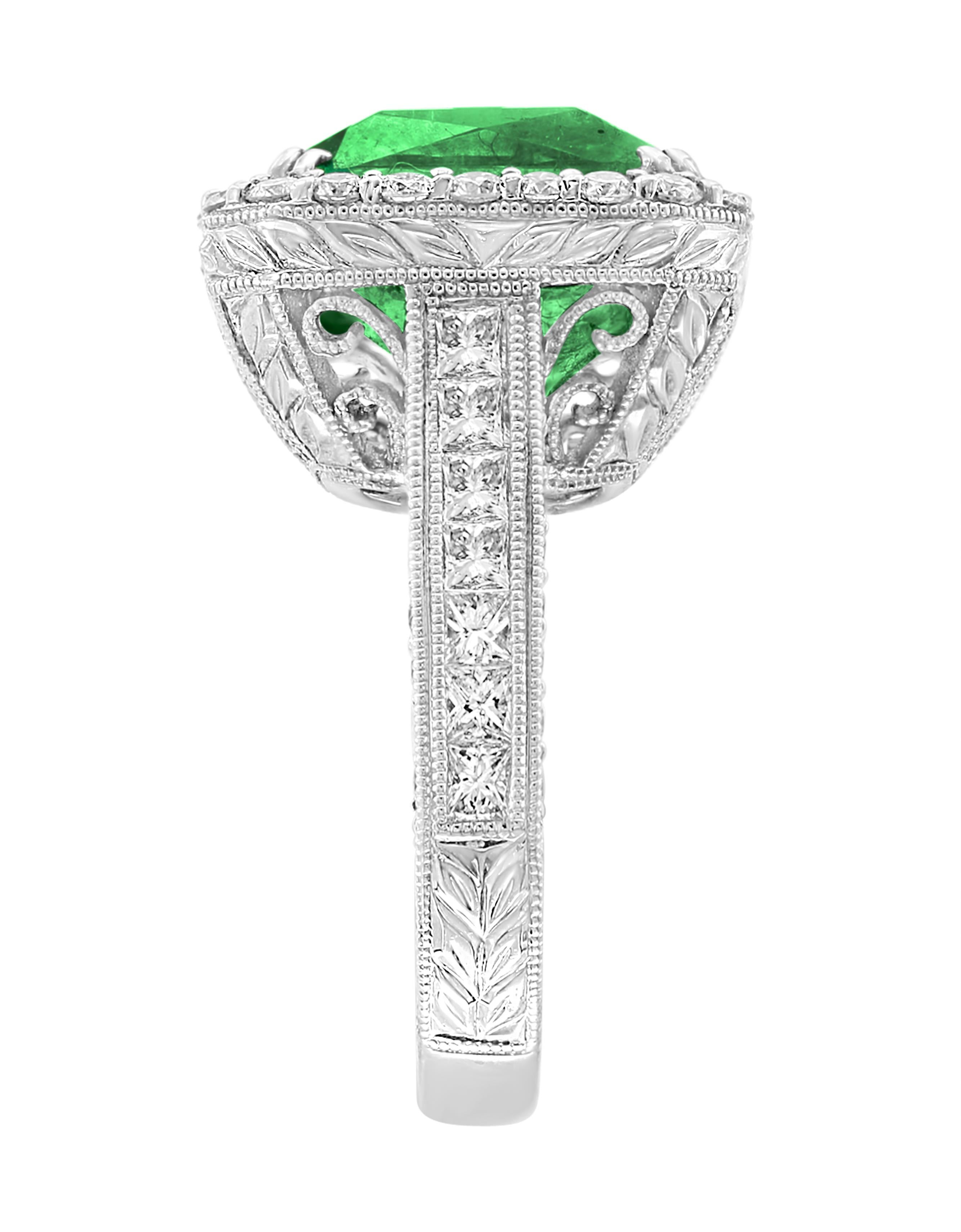 8 Karat Smaragdschliff kolumbianischer Smaragd und Diamantring aus 18 Karat Gold Nachlass im Zustand „Hervorragend“ im Angebot in New York, NY
