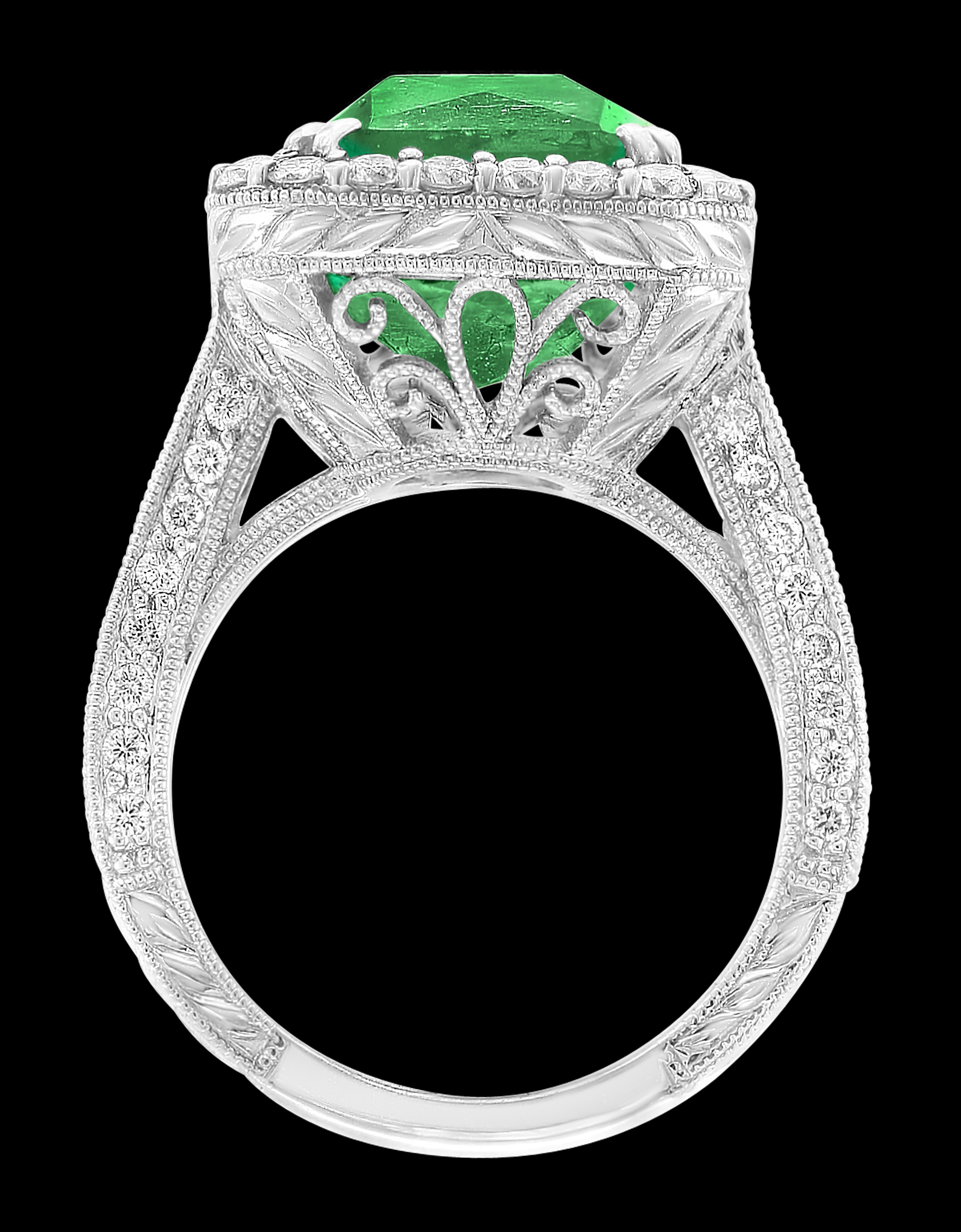8 Carat Emerald Cut Colombian Emerald and Diamond 18 Karat Gold Ring Estate In Excellent Condition For Sale In New York, NY