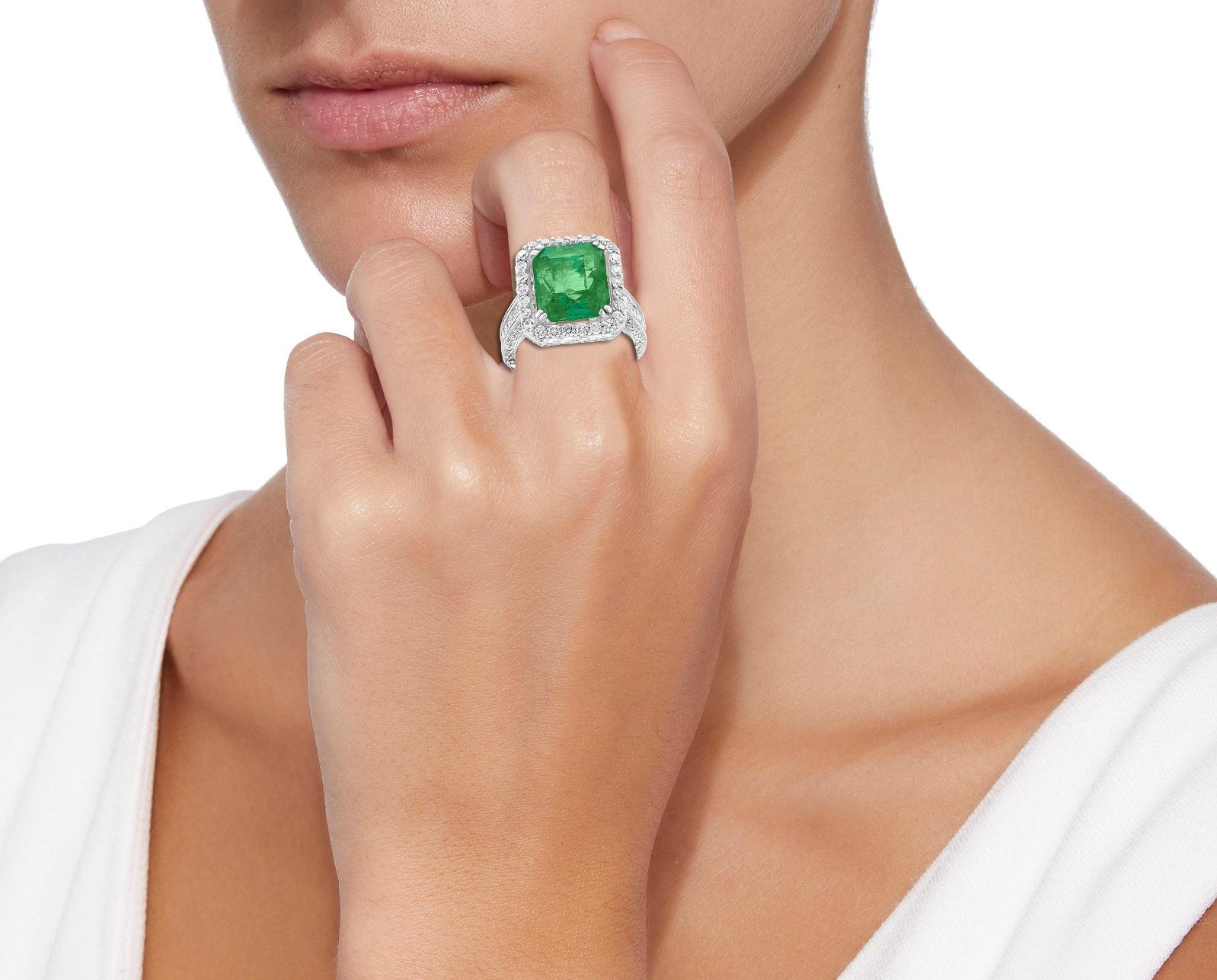 8 Carat Emerald Cut Colombian Emerald and Diamond 18 Karat Gold Ring Estate For Sale 1