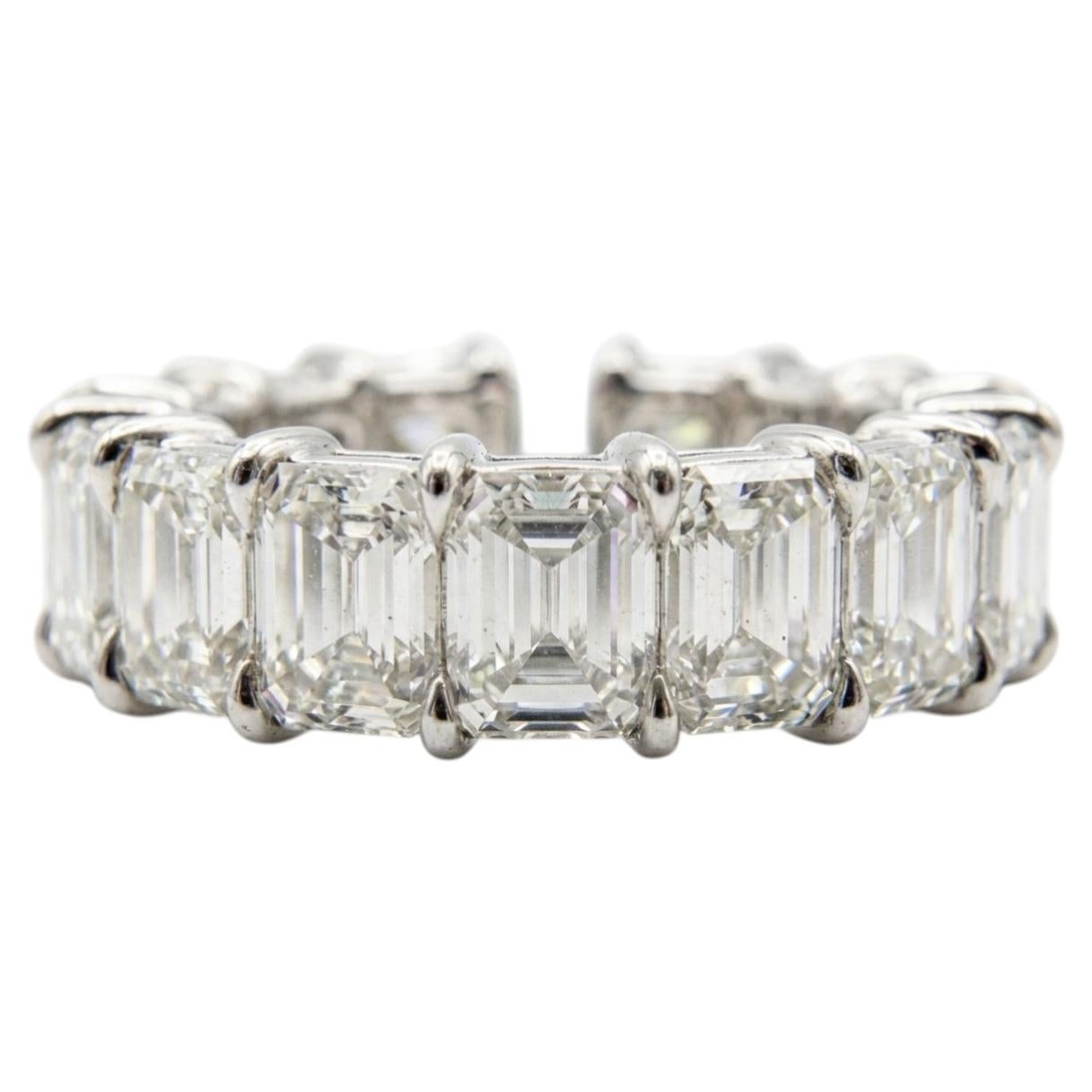Anneau d'éternité en or 18 carats avec émeraude taille émeraude de 8 carats en vente