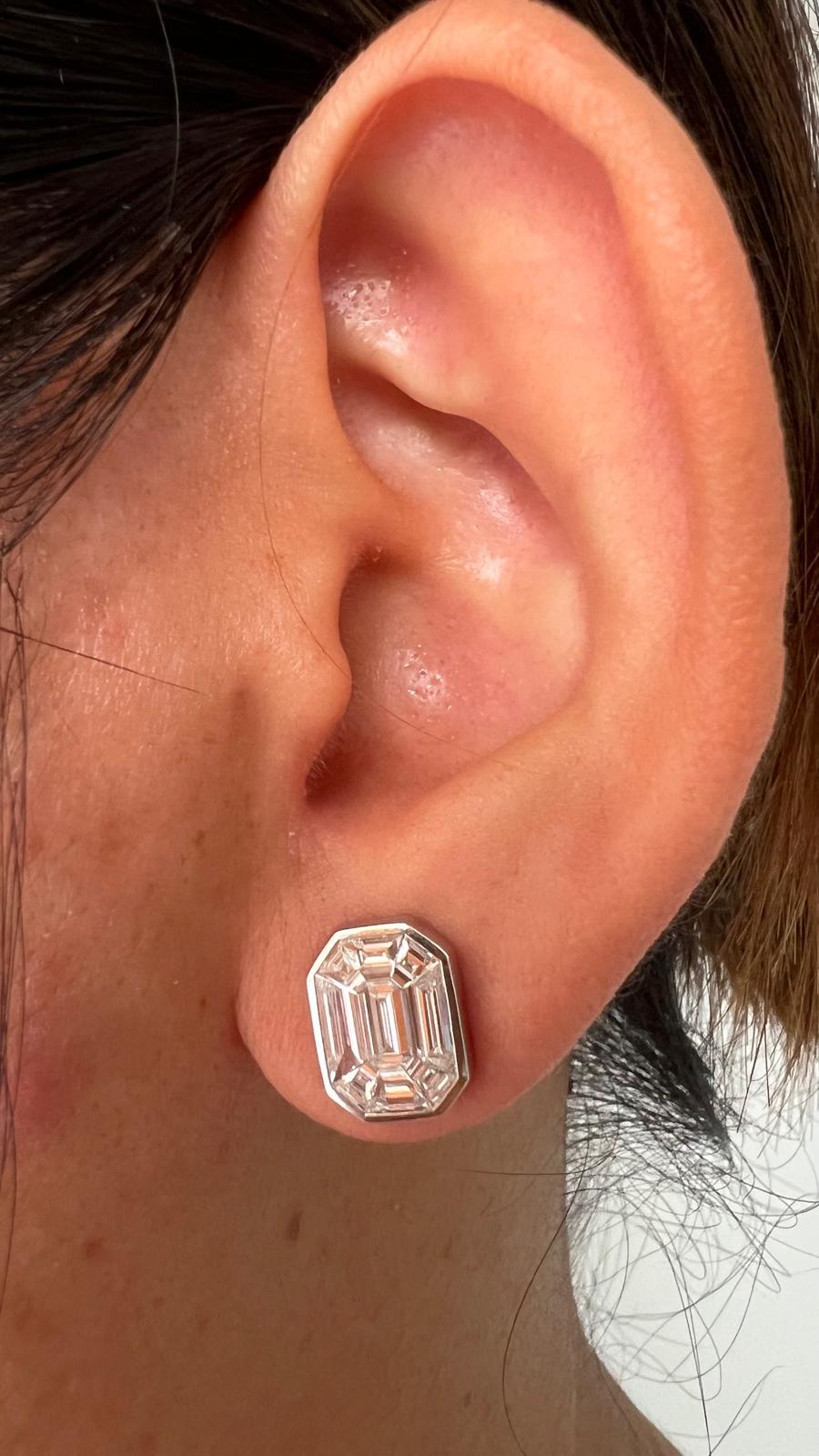 8 carat face Elegant Emerald-Cut Diamond Illusion Stud Earrings in White Gold In New Condition For Sale In Khet Bang Rak, Krung Thep Maha Nakhon