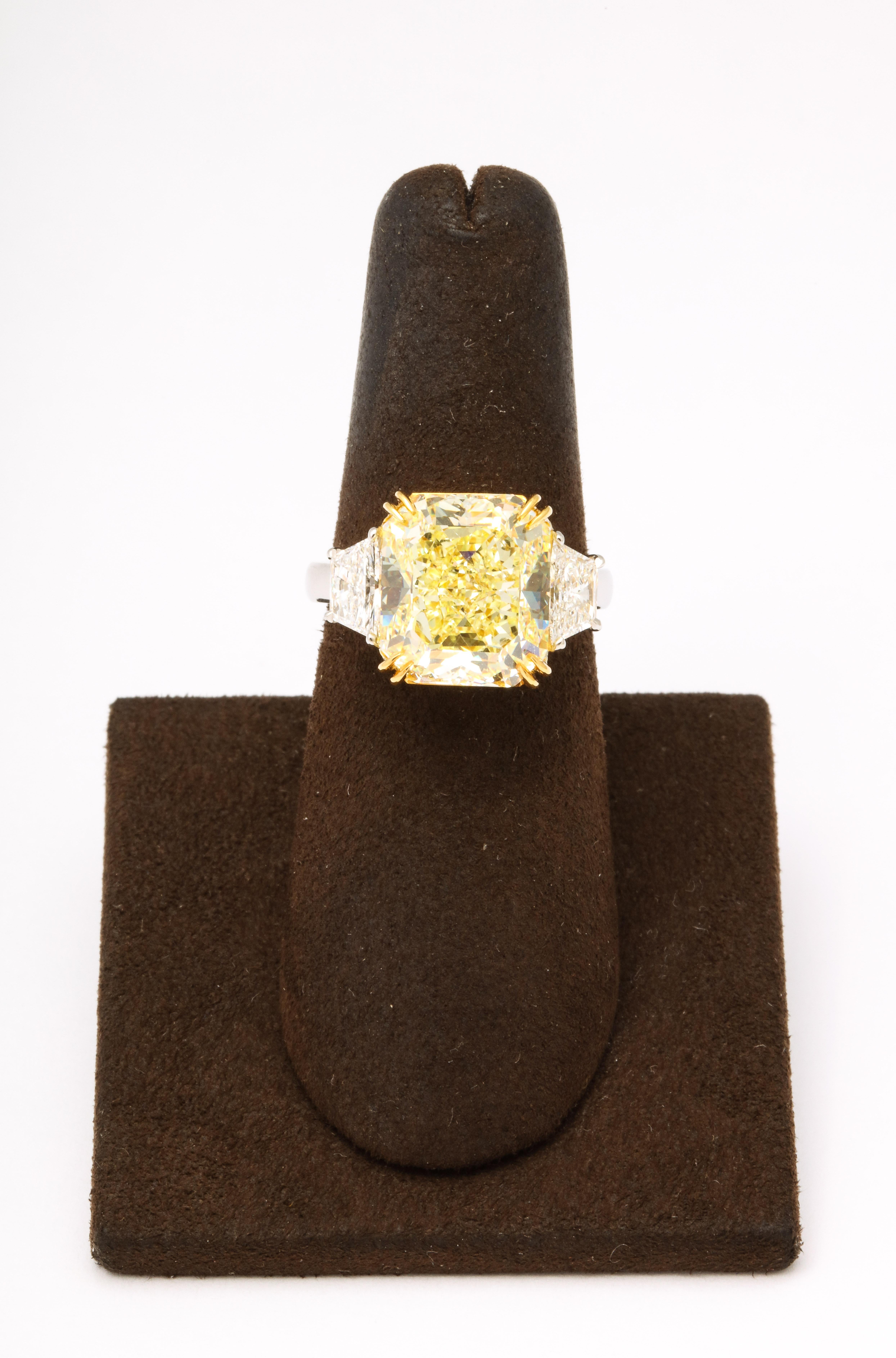 
Une bague en diamant jaune scintillante !

Diamant central jaune fantaisie de 8,22 carats de taille radiant, certifié par le GIA, SI2. 

Des diamants blancs latéraux de 0,85 carat. 

Monture personnalisée en platine et or jaune 18 carats. 

Taille