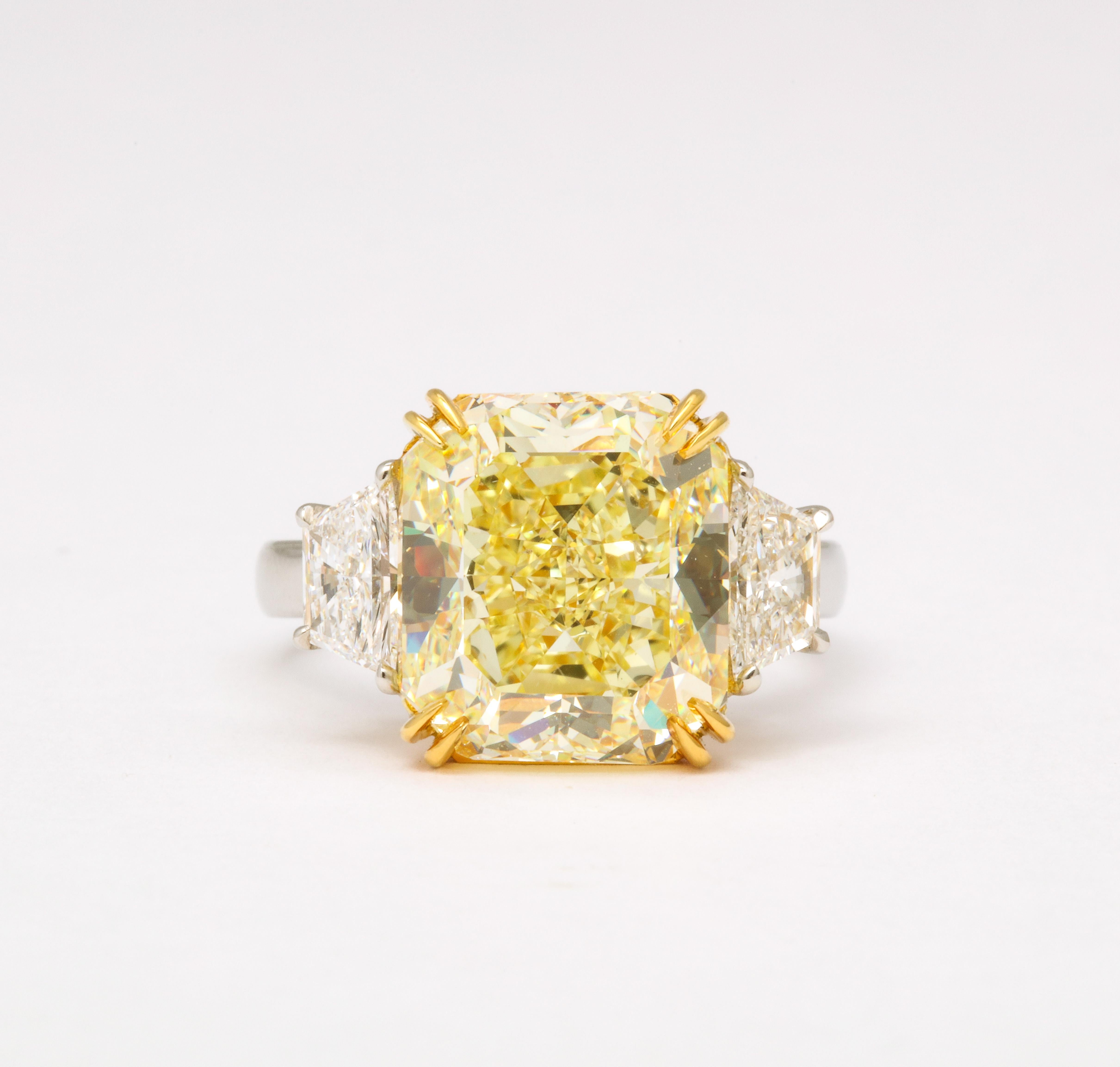 Taille radiant Bague en diamant jaune fantaisie de 8 carats en vente