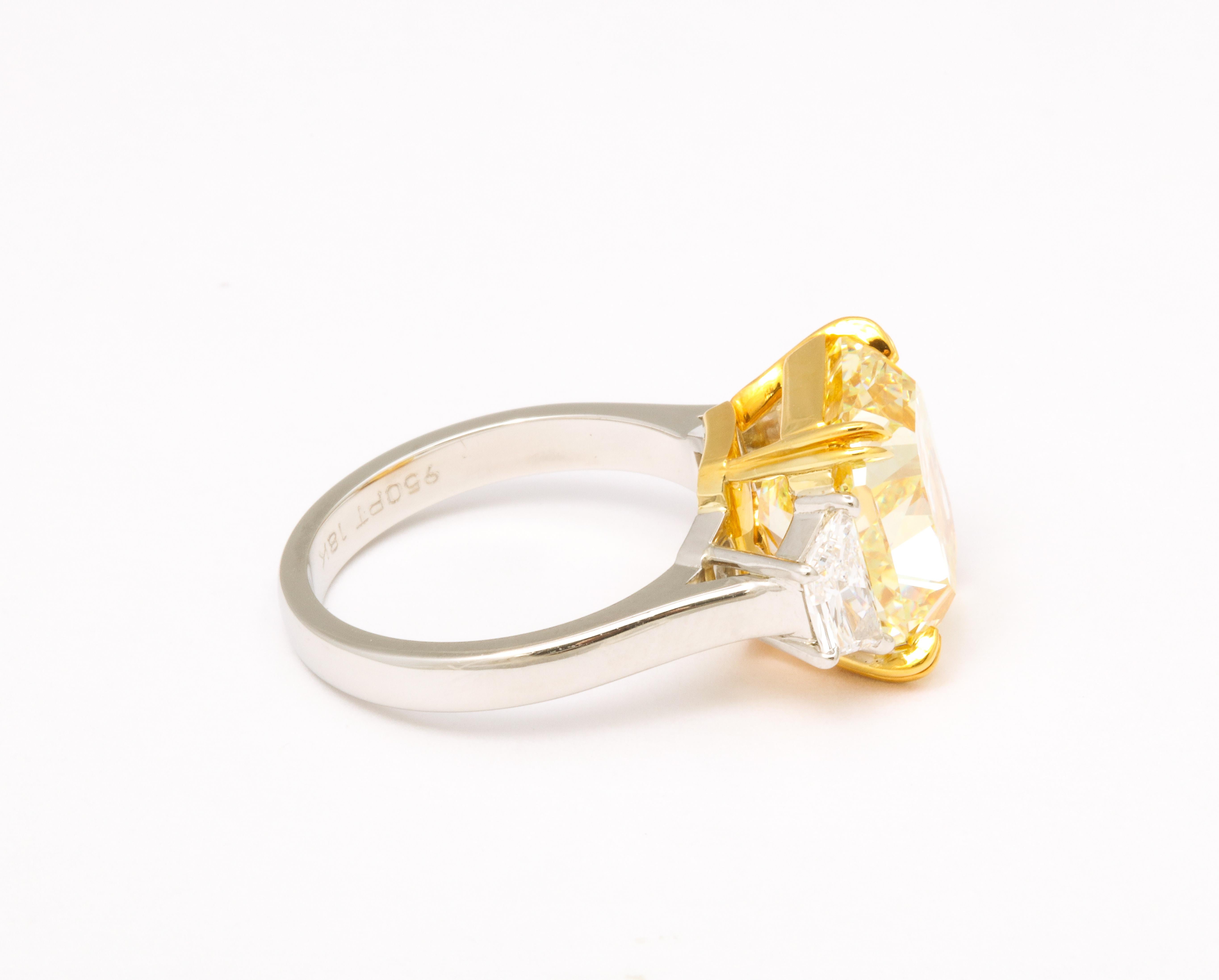 Bague en diamant jaune fantaisie de 8 carats Pour femmes en vente