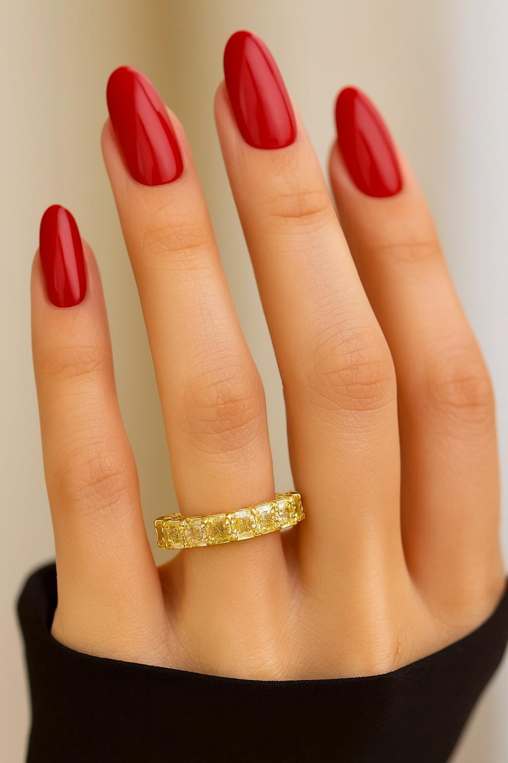Contemporain Bague en or jaune 8 carats avec diamant jaune fantaisie en vente