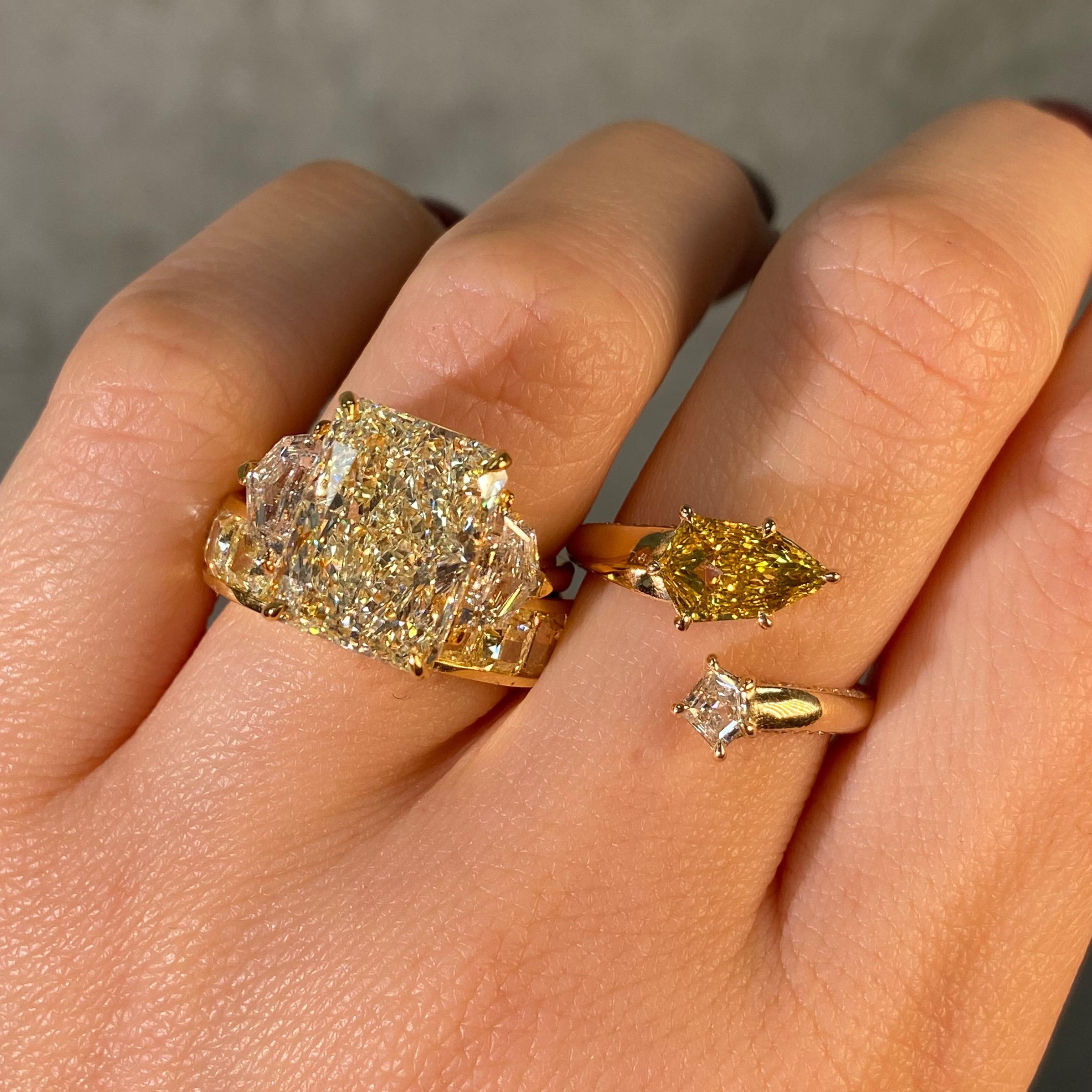 Moderno Anello di fidanzamento con diamante giallo radiante 8 carati senza difetti e allungato in vendita