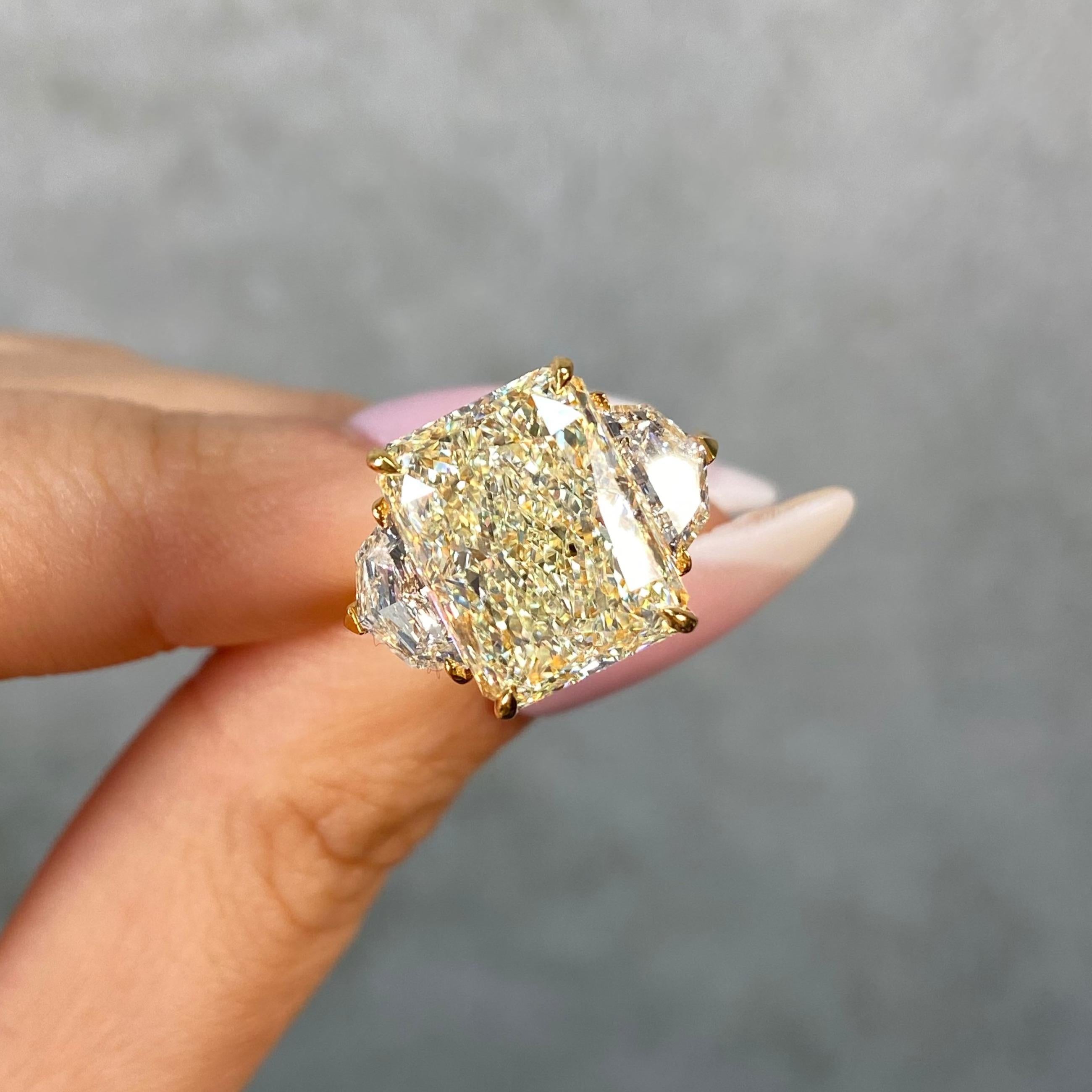 Taglio radiant Anello di fidanzamento con diamante giallo radiante 8 carati senza difetti e allungato in vendita