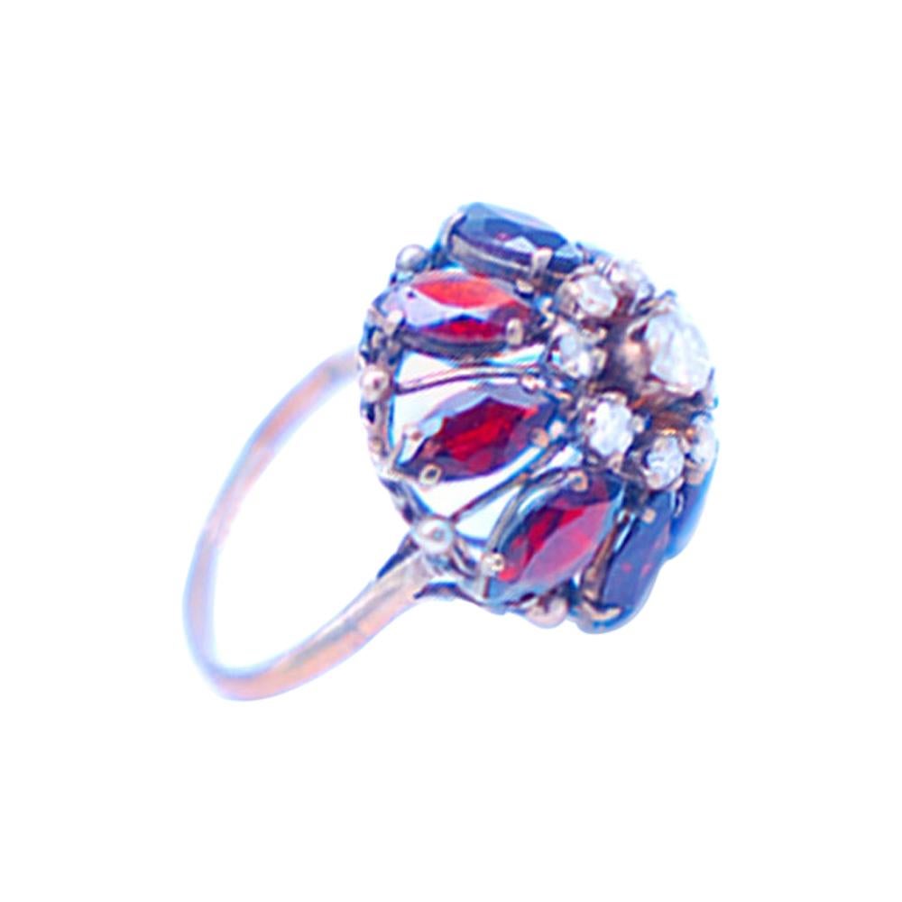 Bague temple en or 14 carats avec grenat de 8 carats et diamants, c. 1960 en vente