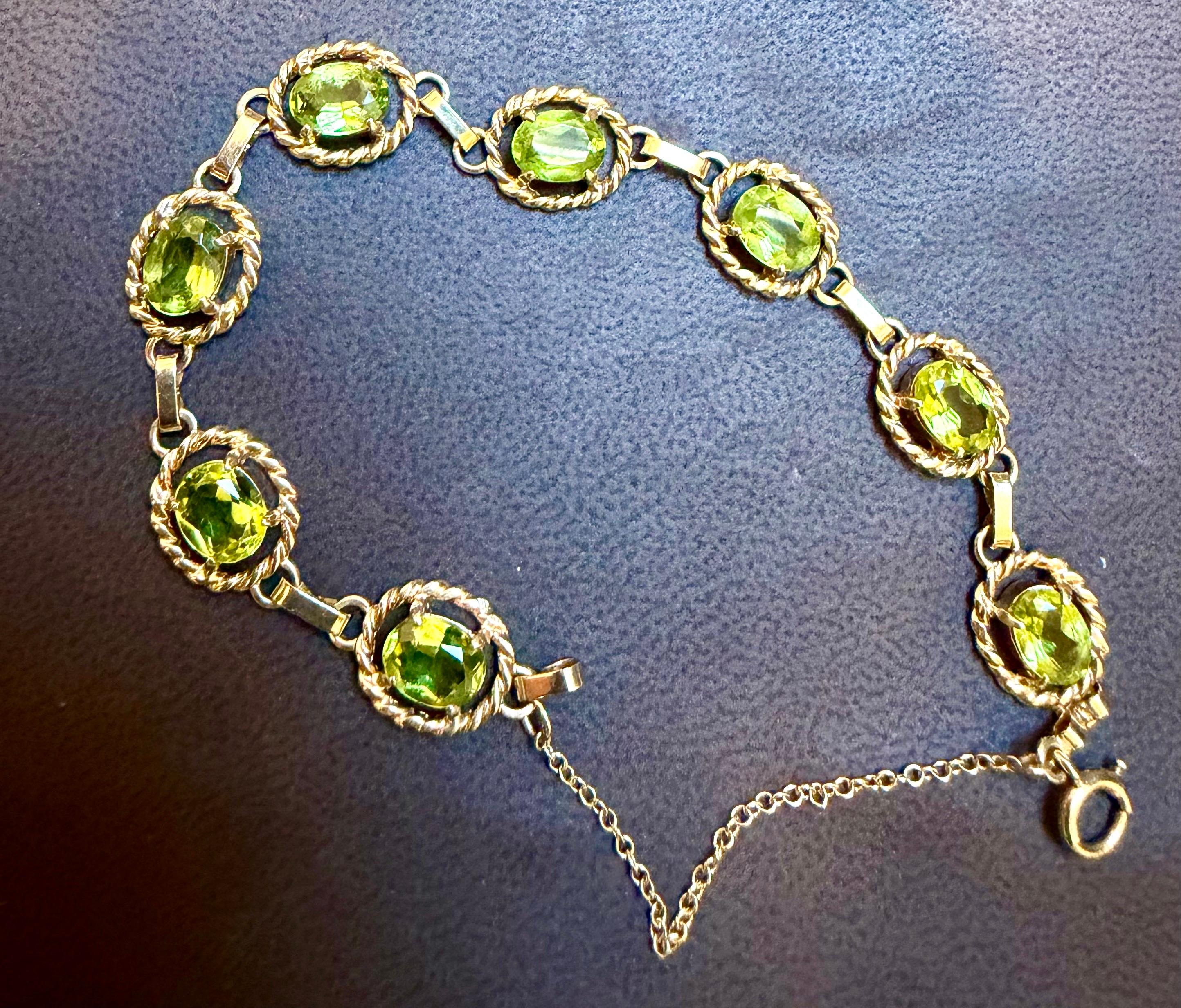  Este tenis excepcionalmente asequible  pulsera tiene  8 piedras de OVAL  forma Peridoto
Hermosos colores , muy Vibrantes
El tamaño de la piedra es aproximadamente 6X4 mm Ovalada
El peso total de estos Peridotos es de aproximadamente 8 Ct
La pulsera