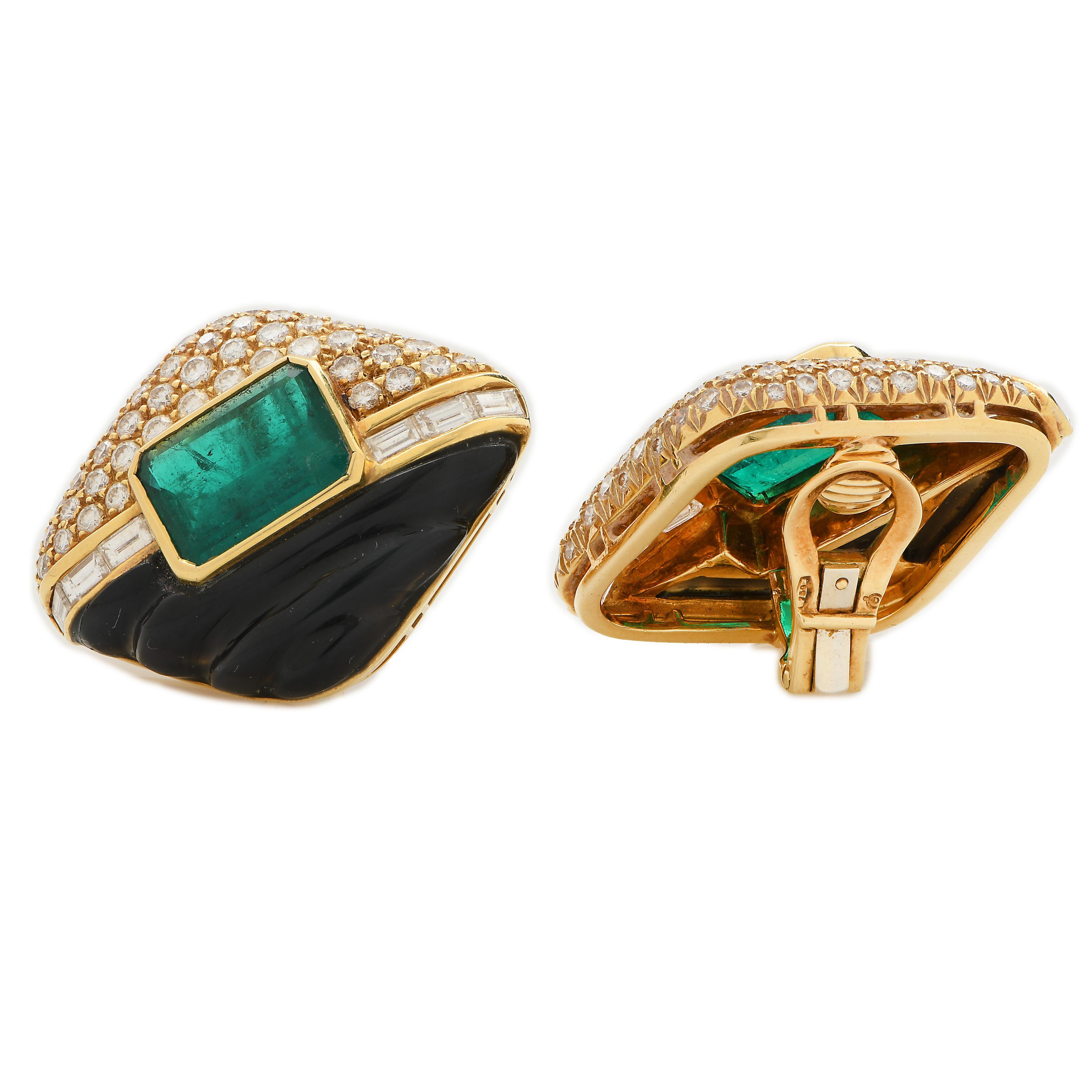 Atemberaubende Ohrringe aus 18 Karat Gelbgold mit kolumbianischen Smaragden, Diamanten und Onyx

Dieses exquisite Ohrringpaar besticht durch sein luxuriöses und kühnes Design, in dessen Mittelpunkt zwei GIA-zertifizierte natürliche kolumbianische