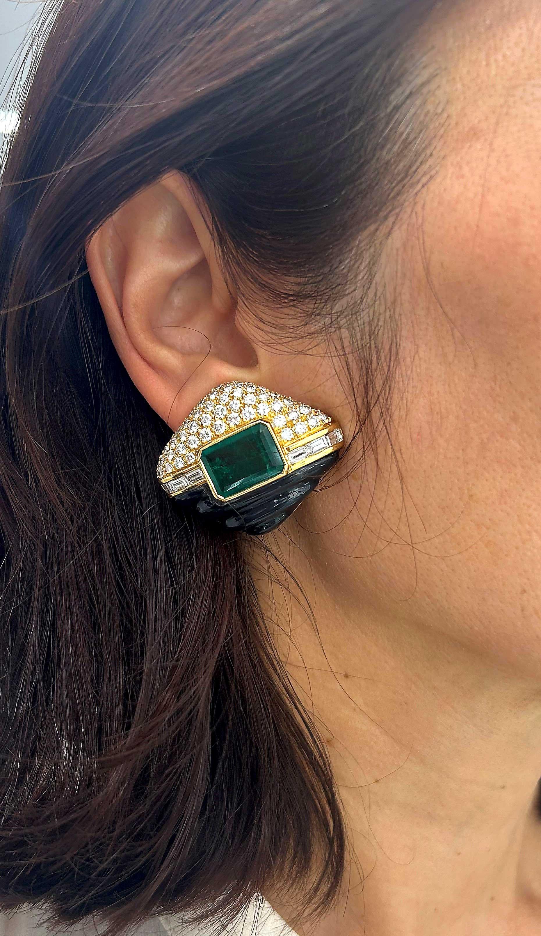 Superbes boucles d'oreilles en or jaune 18 carats avec émeraudes de Colombie, diamants et onyx

Cette exquise paire de boucles d'oreilles présente un design luxueux et audacieux, centré sur deux émeraudes colombiennes naturelles certifiées par le