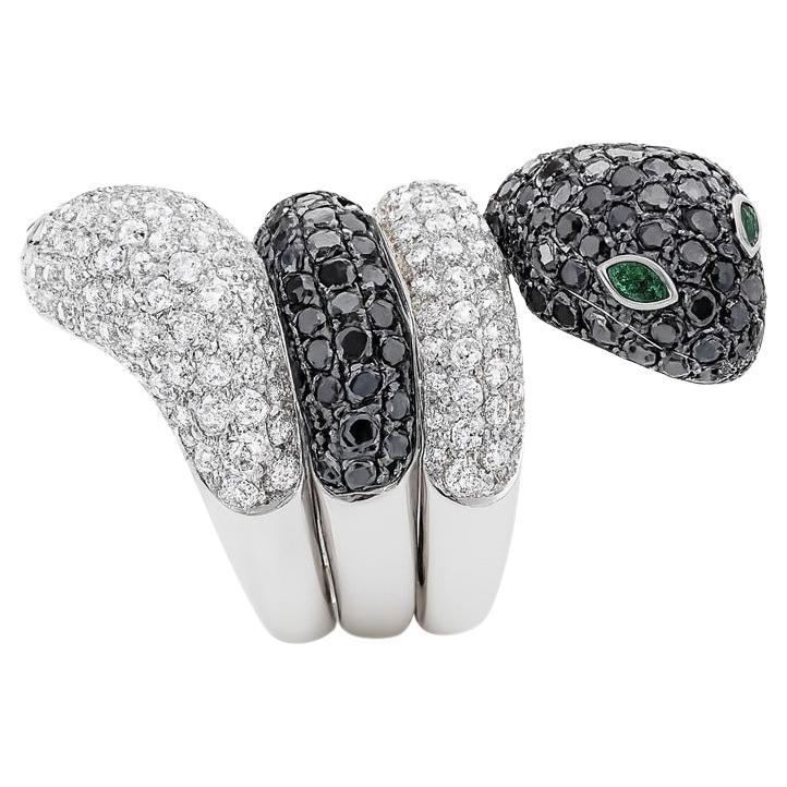 Dieser auffällige Ring aus 18 Karat Weißgold ist ein echtes Statement und besticht durch meisterhafte Handwerkskunst und kühnes Design. Er wiegt 20,50 Gramm und zeichnet sich durch eine außergewöhnliche Komposition aus schwarzen und weißen Diamanten