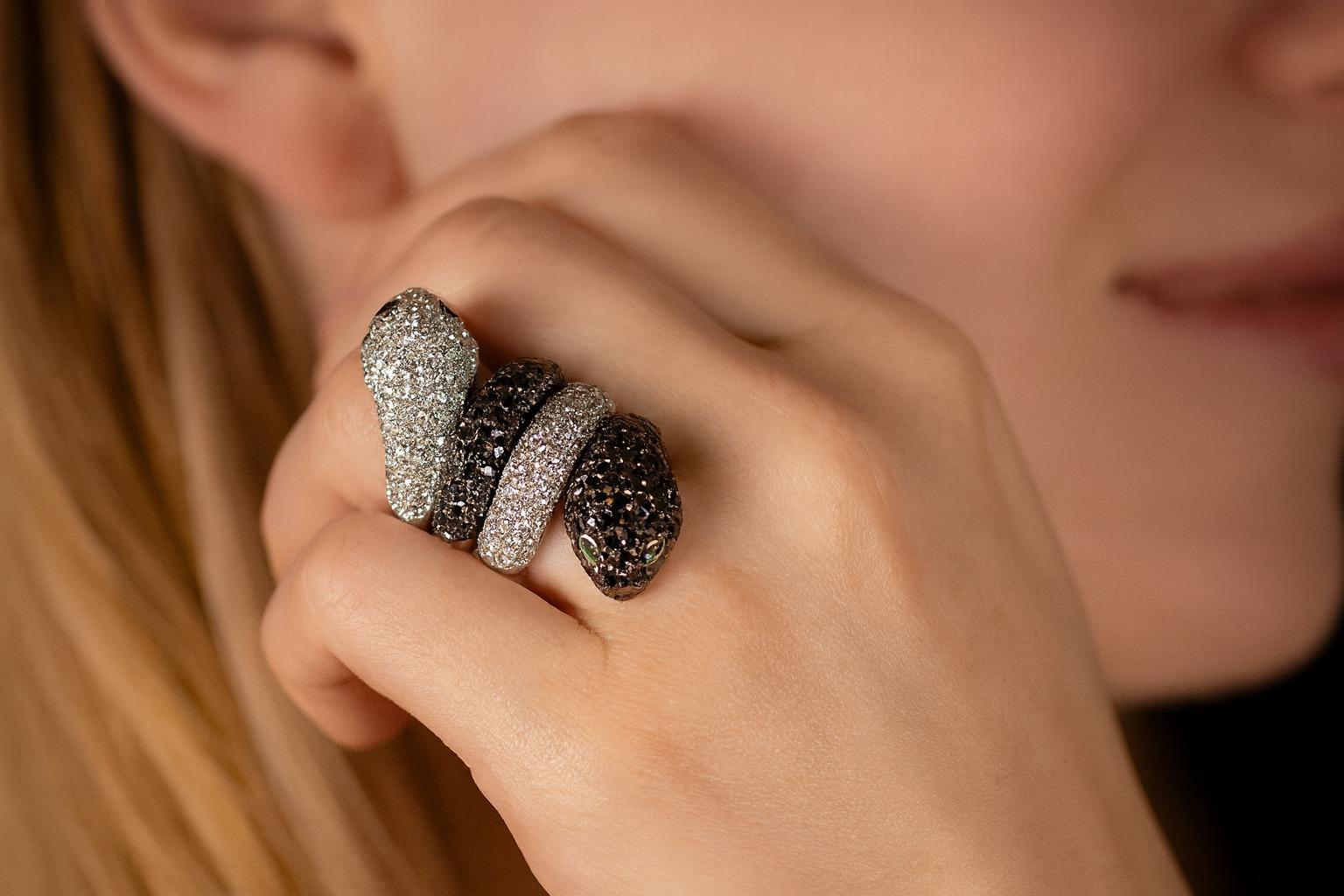 8 Karat Masterpiece Pave Diamant Schlangenring (Moderne) im Angebot