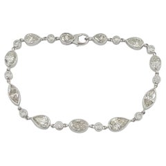 Bracelet « tennis » en or blanc 18 carats serti de diamants de différentes tailles, totalisant 8 carats