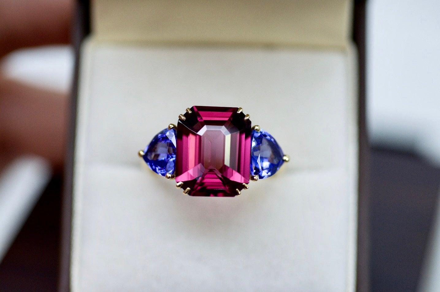 For Sale:  8 Carat Natural Cherry Reddish Violet Spinel Tanzanite 18 Karat Yellow Gold Ring 5